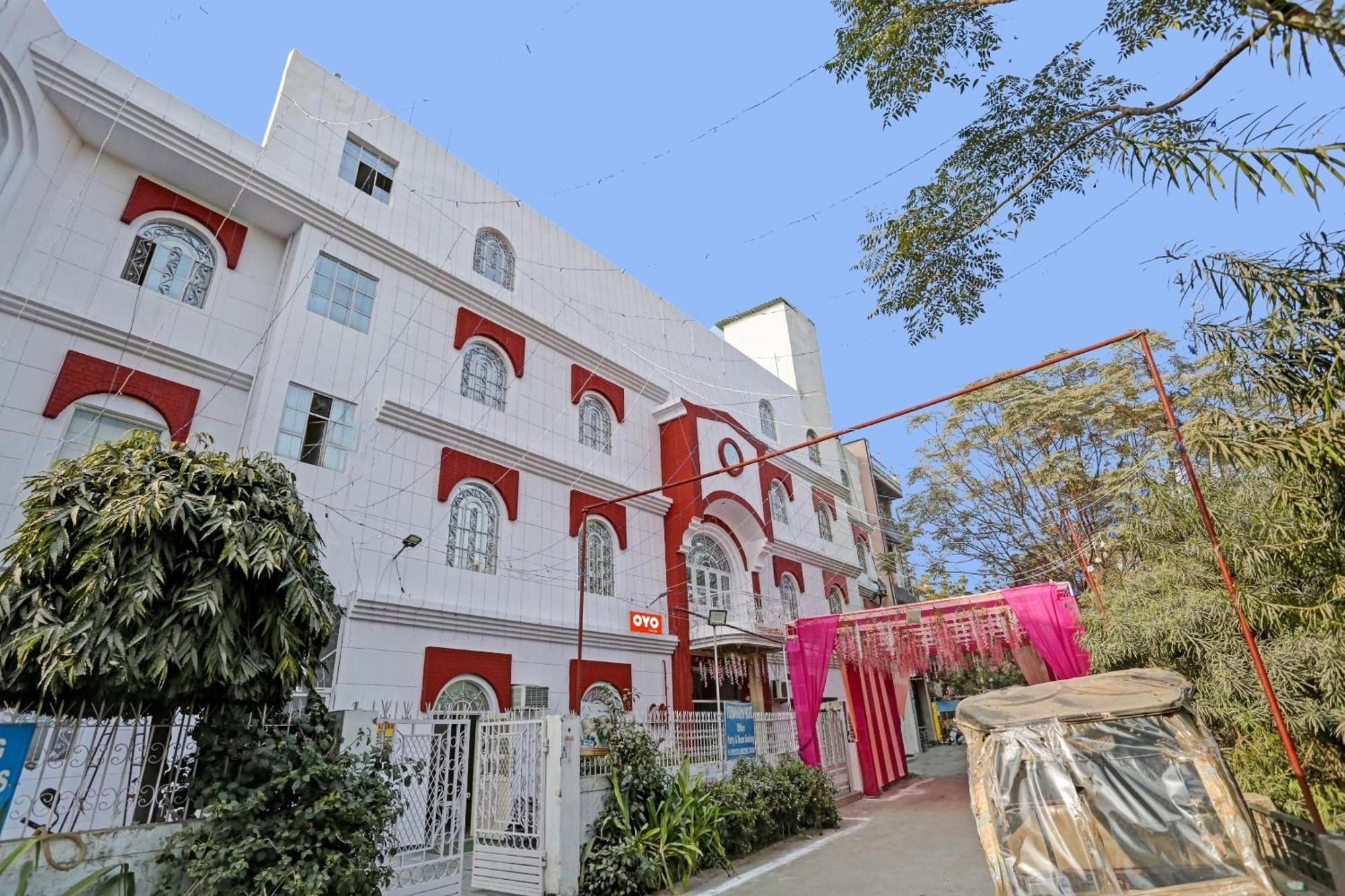 O Raas Near Near Laxmi Nagar Metro Station 4*