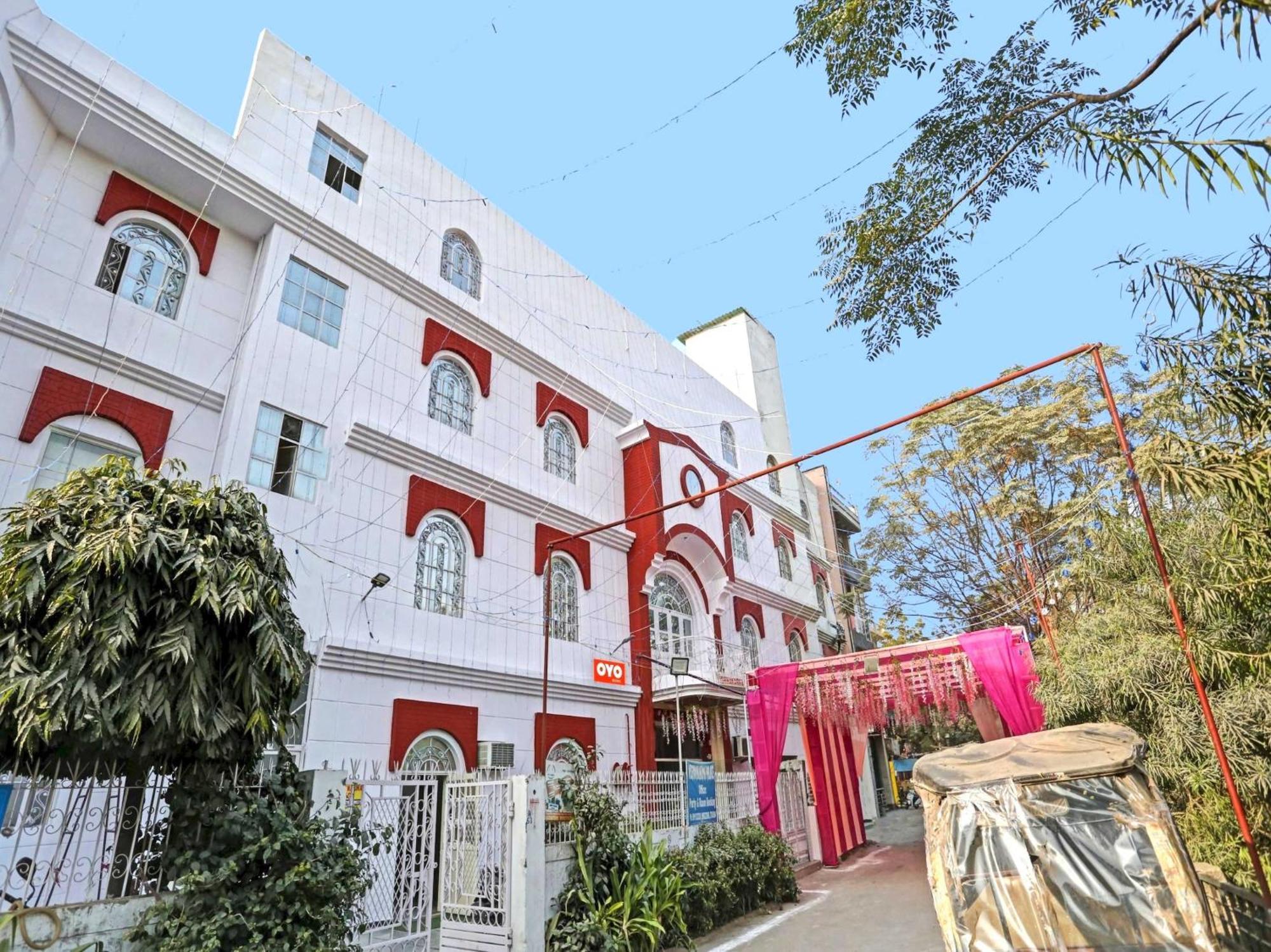 Hotel O Raas Near Near Laxmi Nagar Metro Station 4*