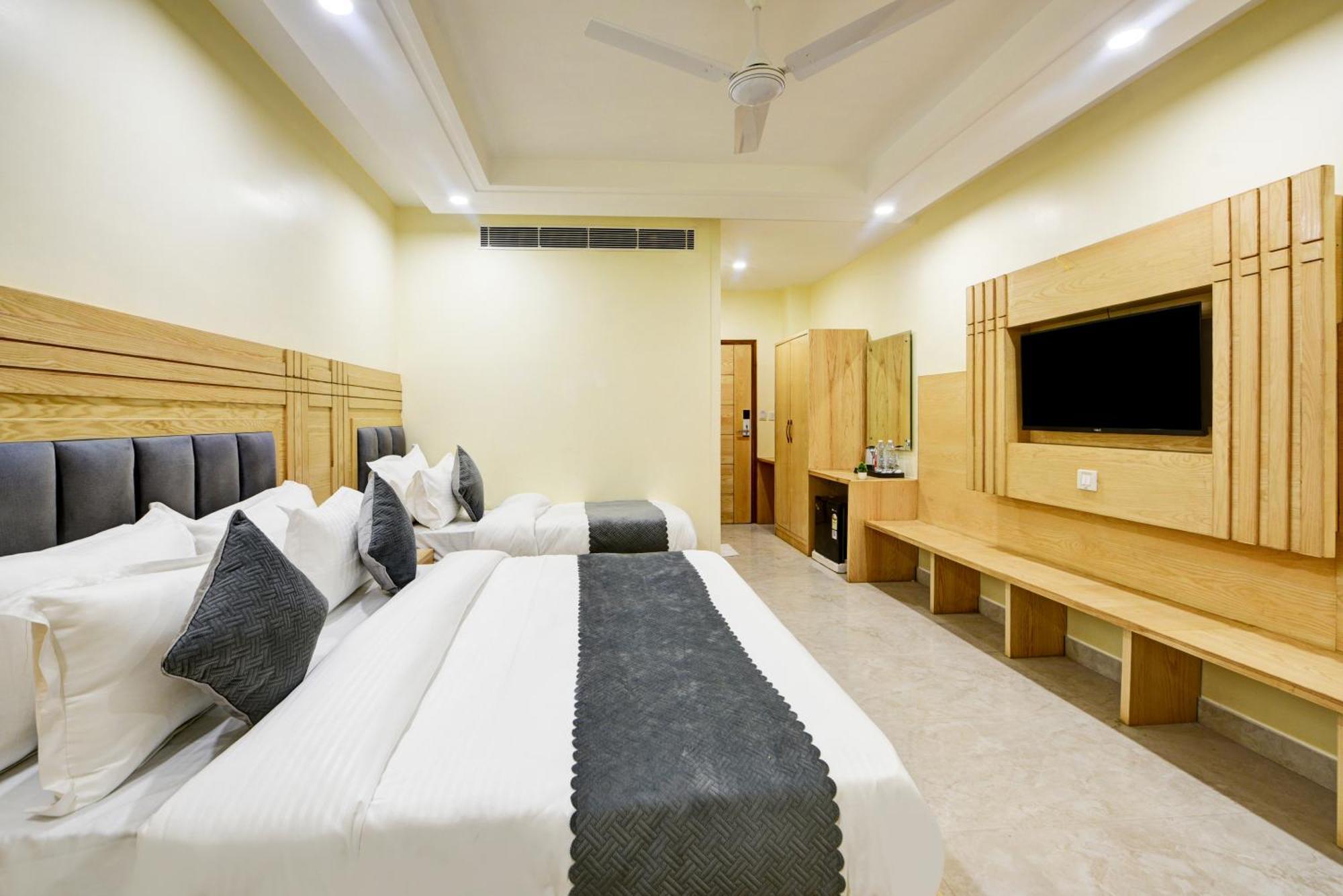 Guru Preet- Walking Distance To Station # Customer's Favourite # Family # Brand New New Delhi