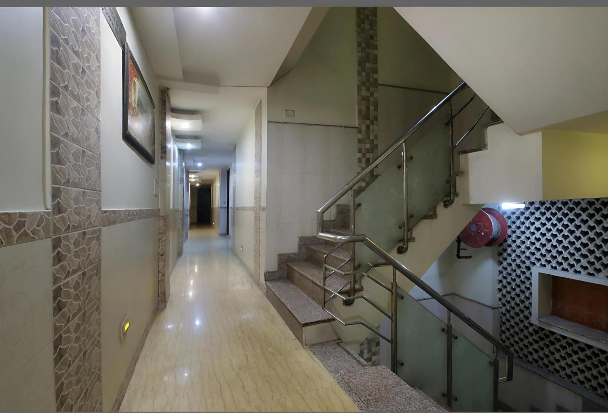 Star View '2mins From Metro Station Near 5mins Distance Railway Station