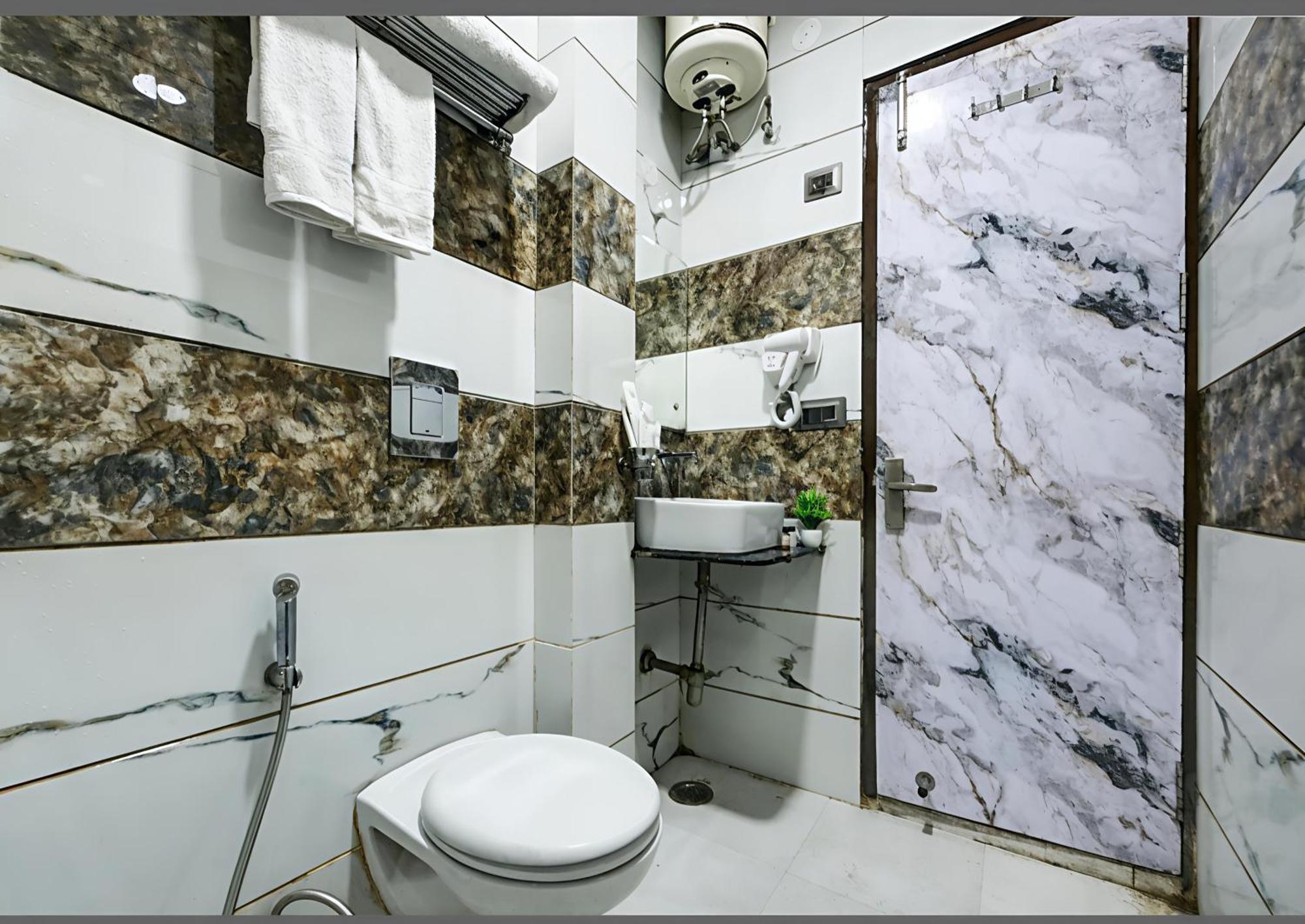 Star View '2mins From Metro Station Near 5mins Distance Railway Station