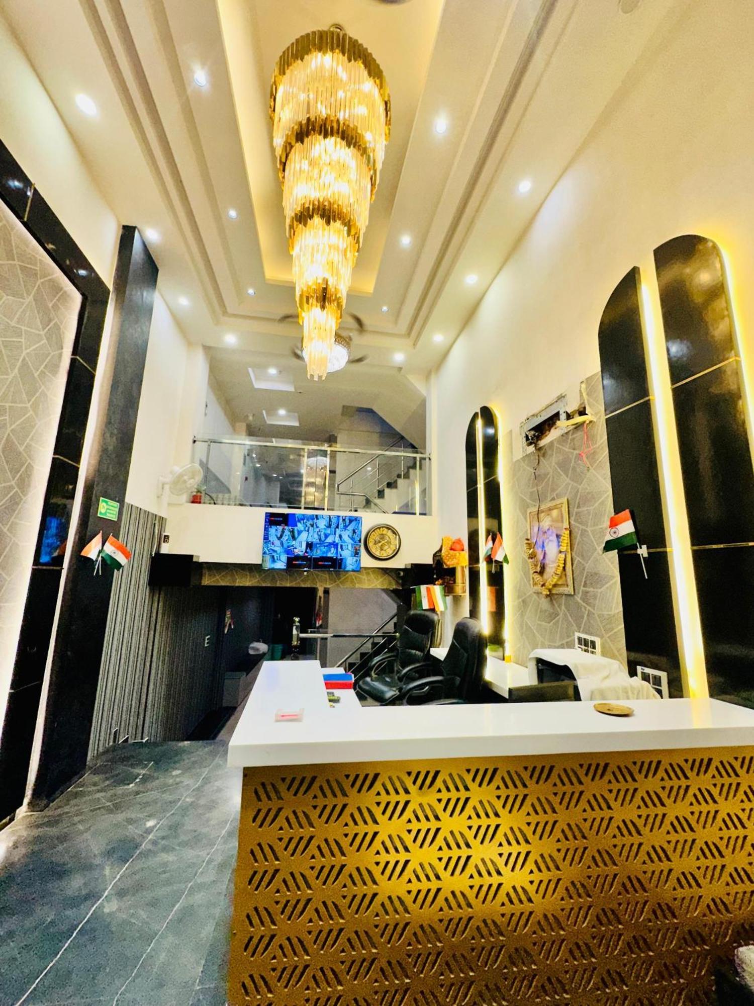 Hotel Red Stone Walkable From Railway Station 4*