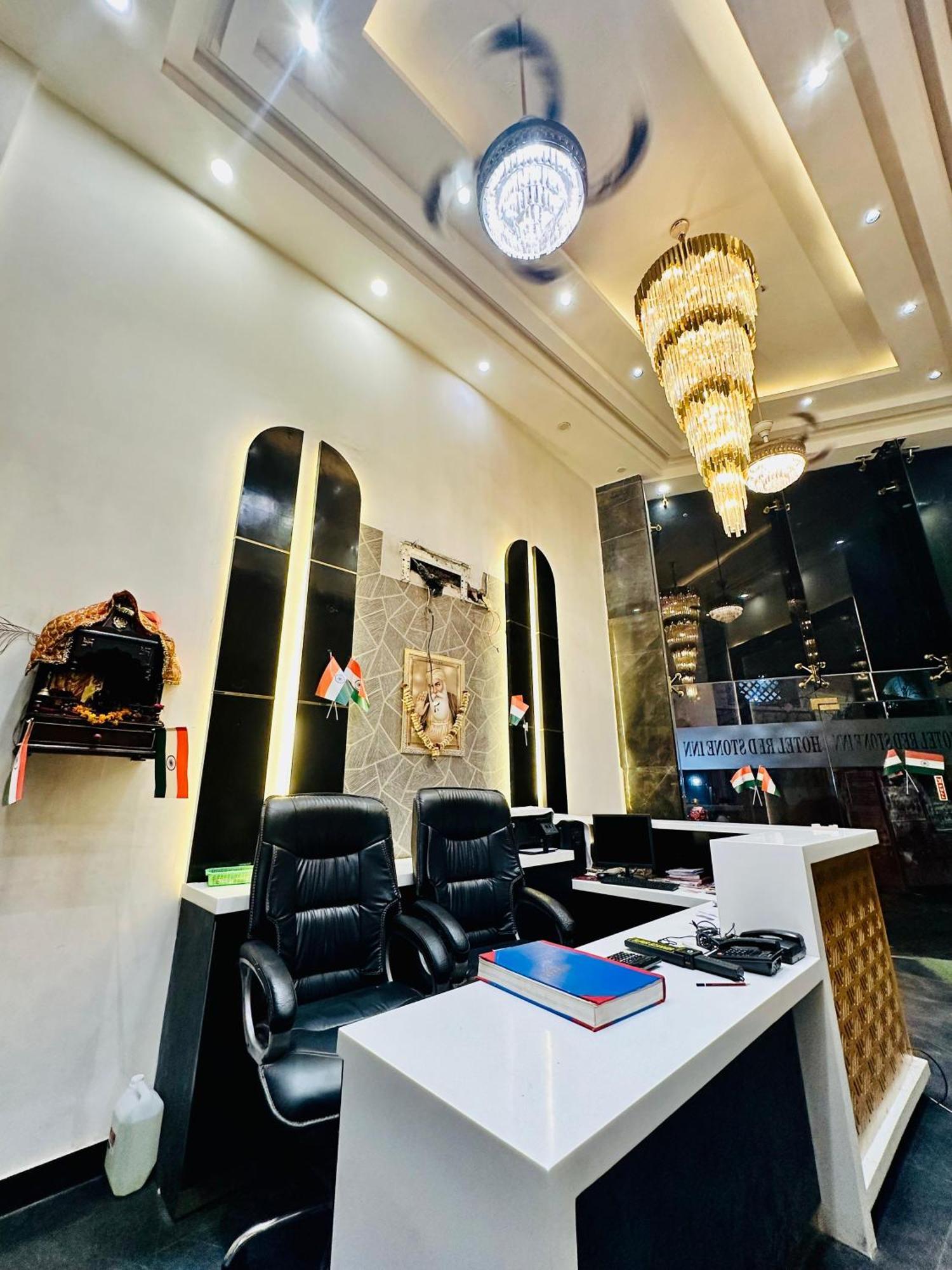 Hotel Red Stone Walkable From Railway Station New Delhi