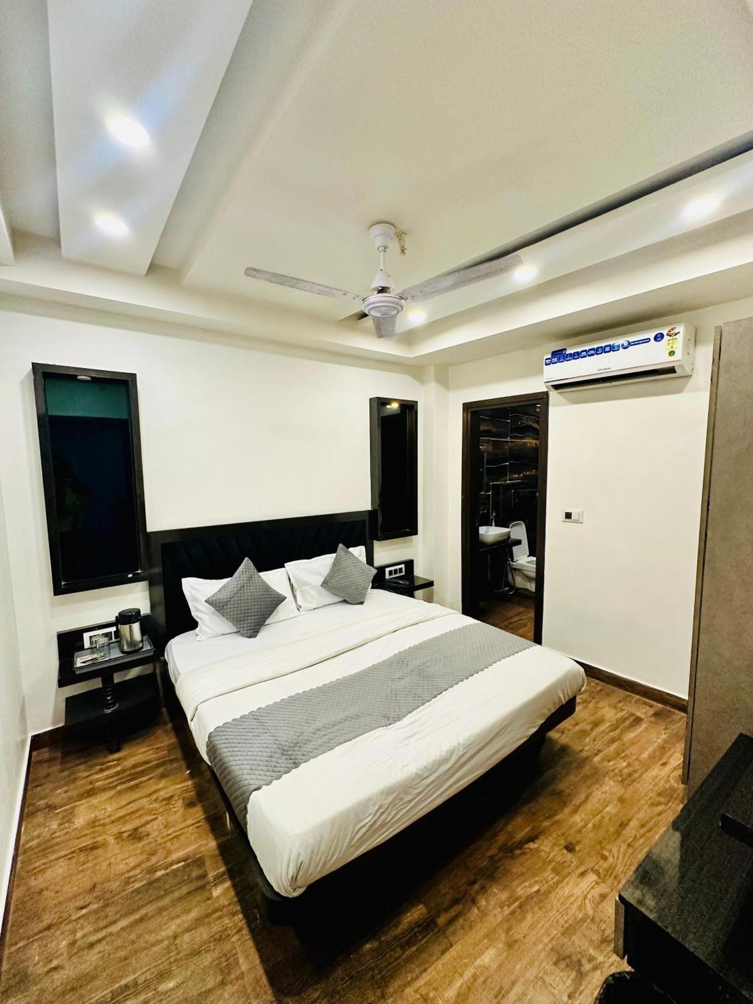 Red Stone Walkable From Railway Station Hotel New Delhi