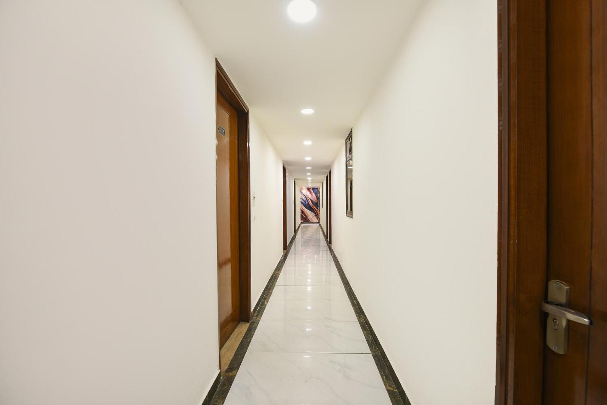 Hotel Fabhotel Under Bridge New Delhi