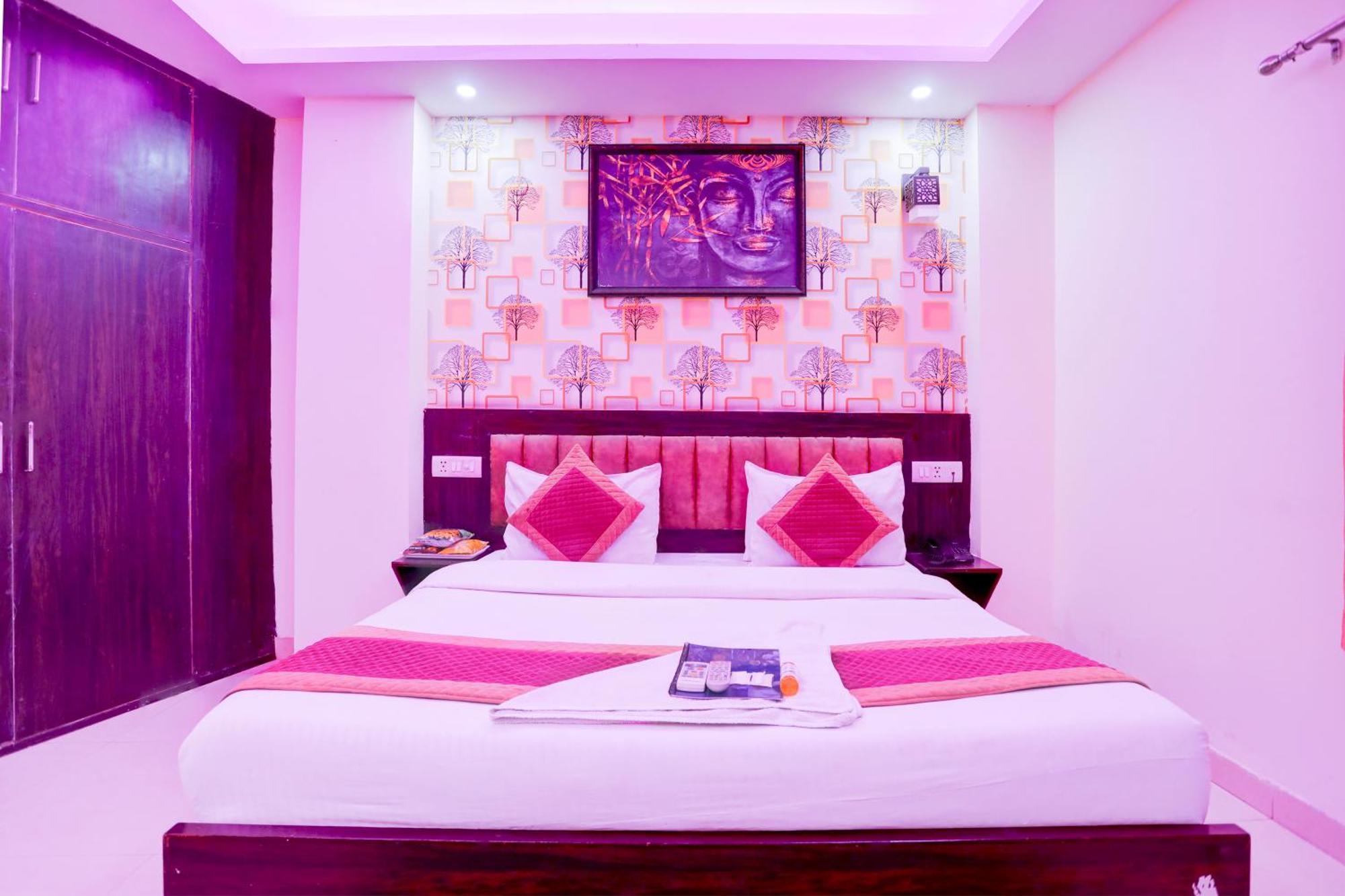 Royal Sky Luxury Near Delhi Airport Hotel 3*