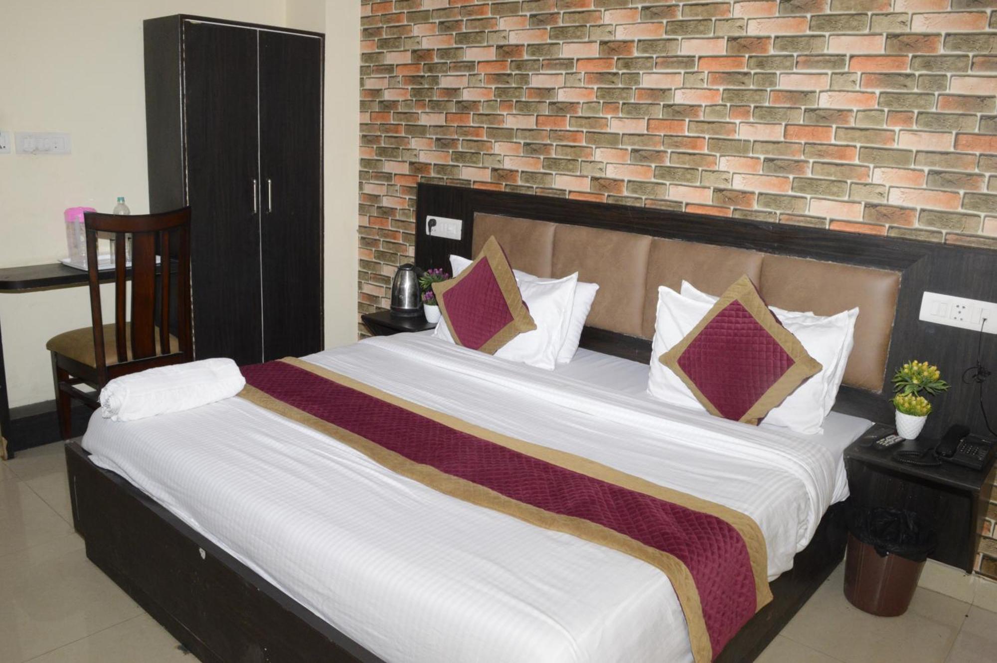 Hotel Royal Sky Luxury Near Delhi Airport 3*