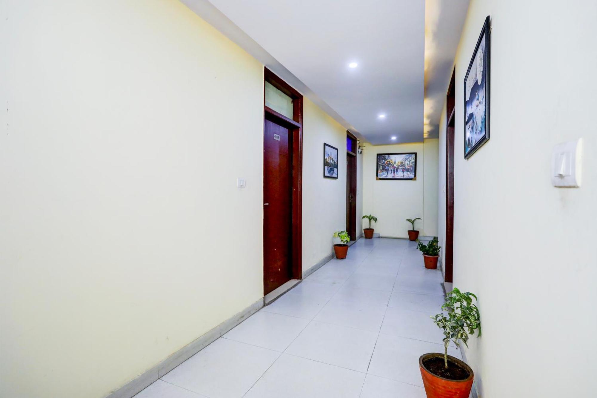 Royal Sky Luxury Near Delhi Airport 3*