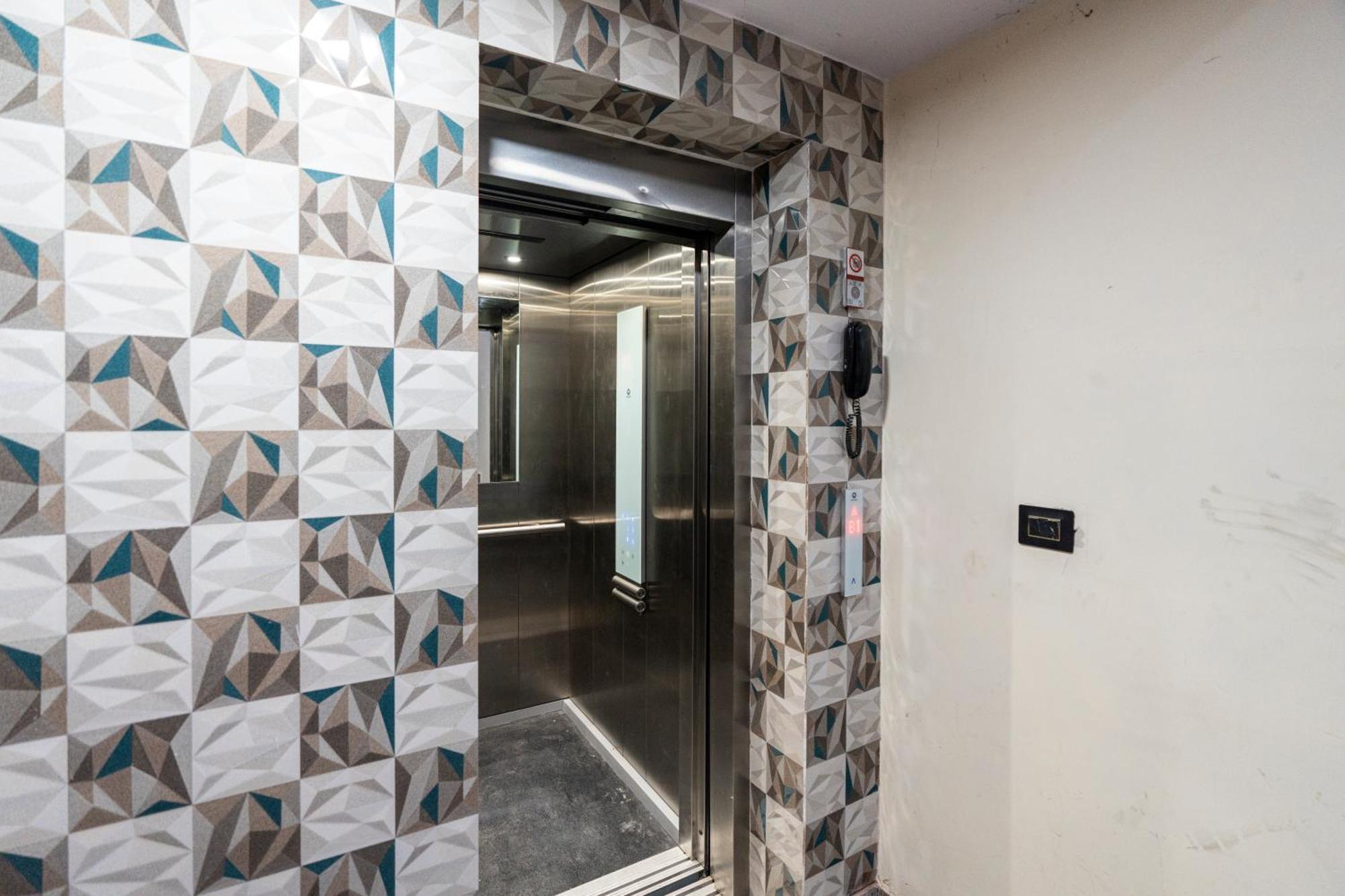 Homlee-classic 4bhk Flat Del-lift-parking Apartment *