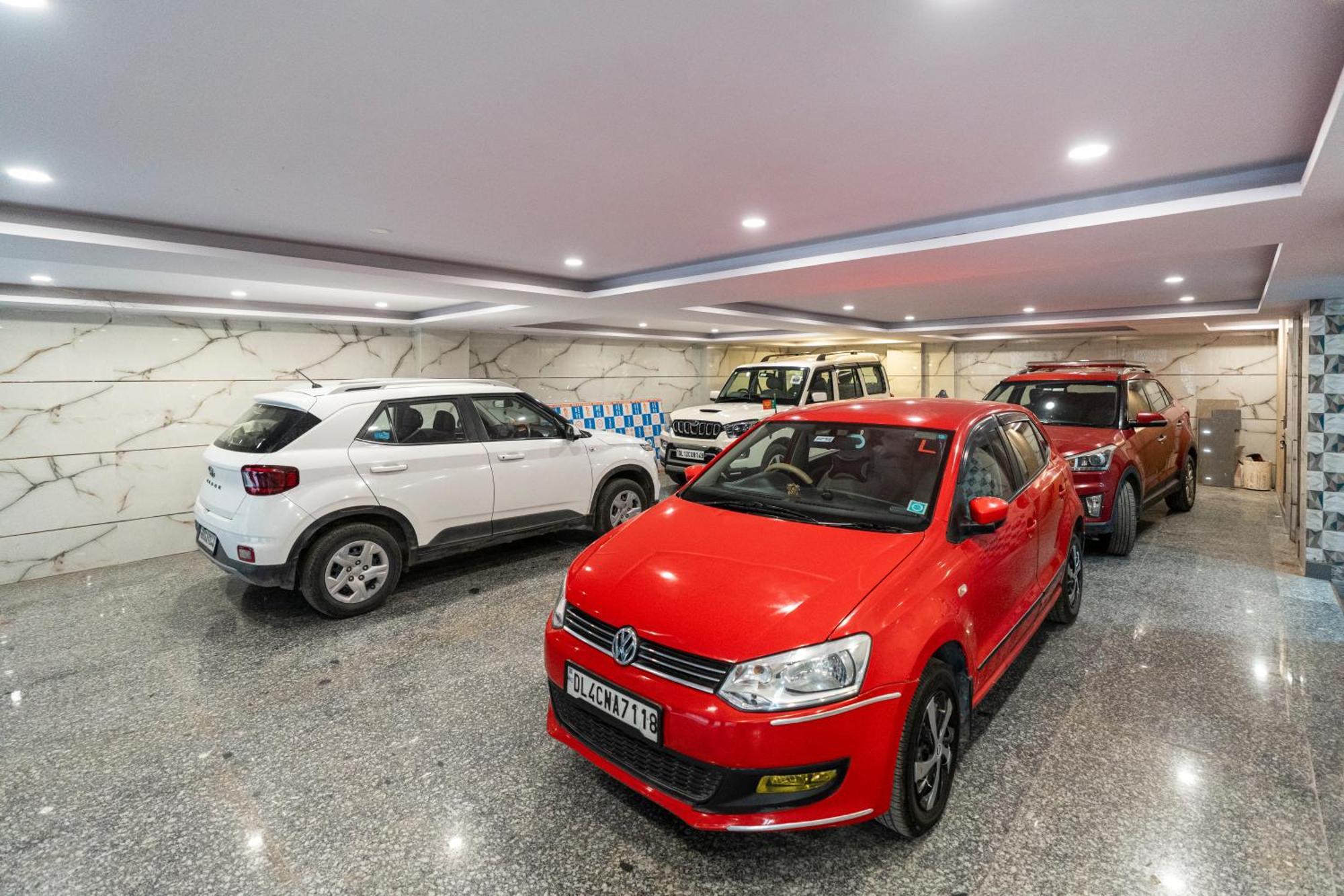 Homlee-classic 4bhk Flat Del-lift-parking *