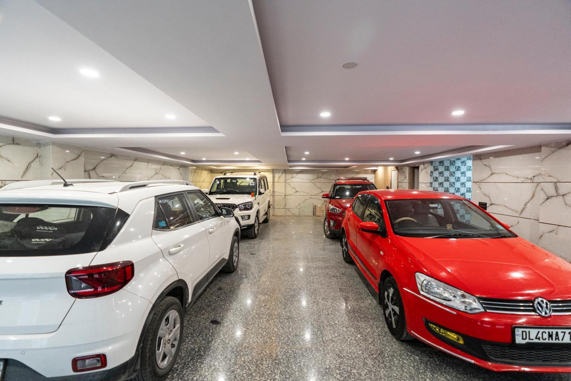 Apartment Homlee-classic 4bhk Flat Del-lift-parking *