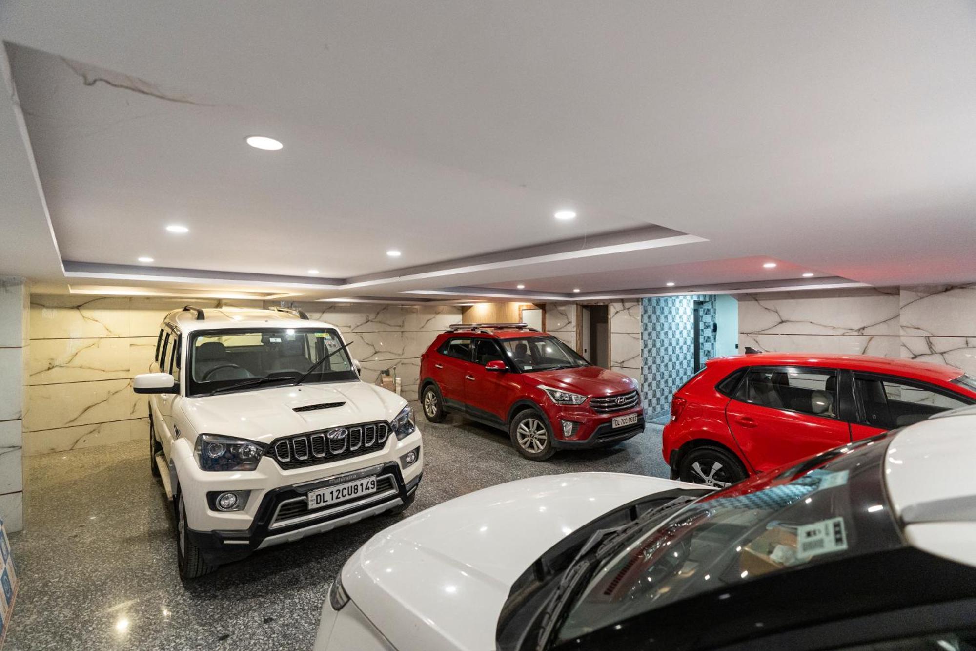Homlee-classic 4bhk Flat Del-lift-parking Apartment *