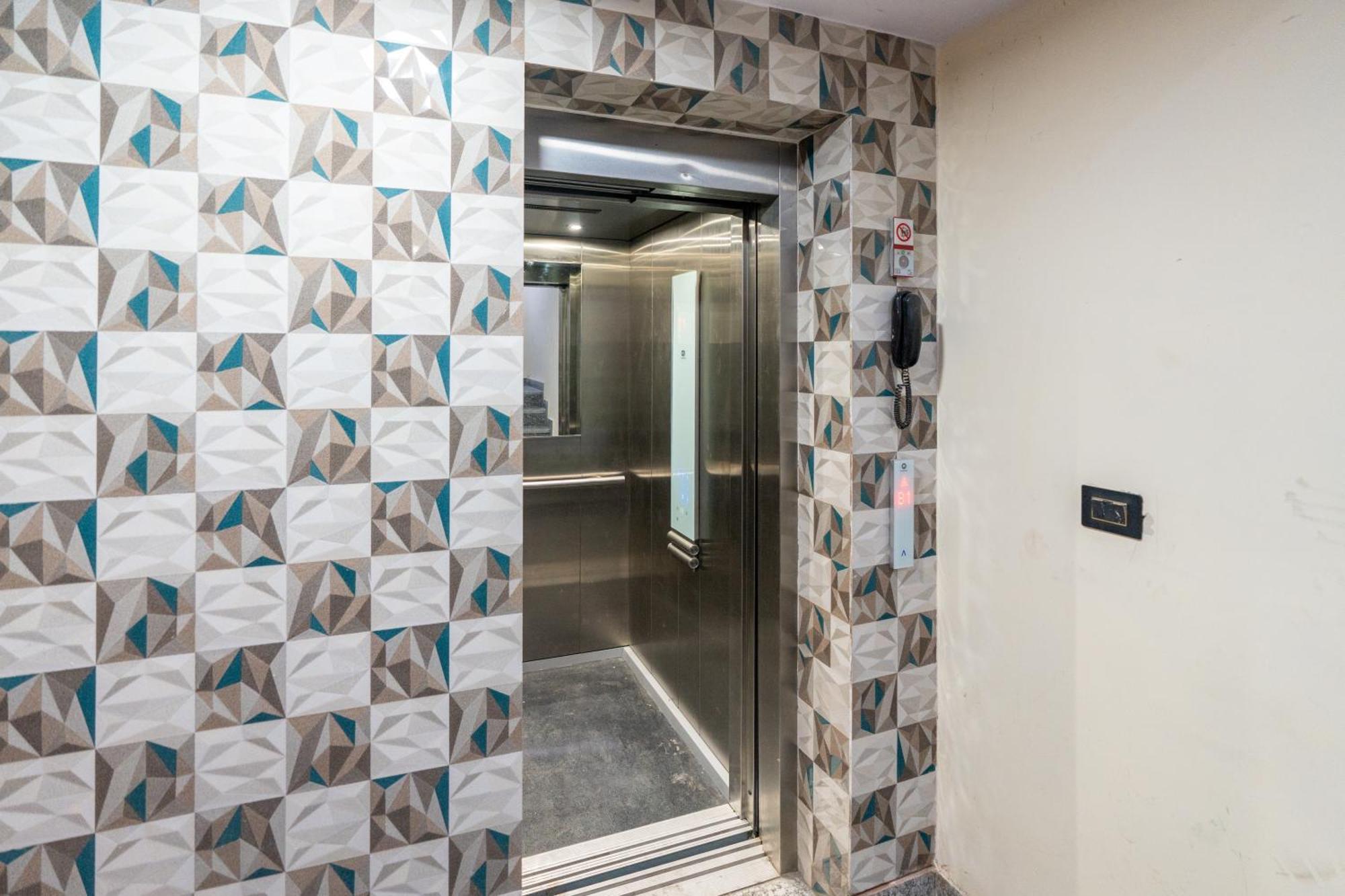 Apartment Homlee-classic 4bhk Flat Del-lift-parking *