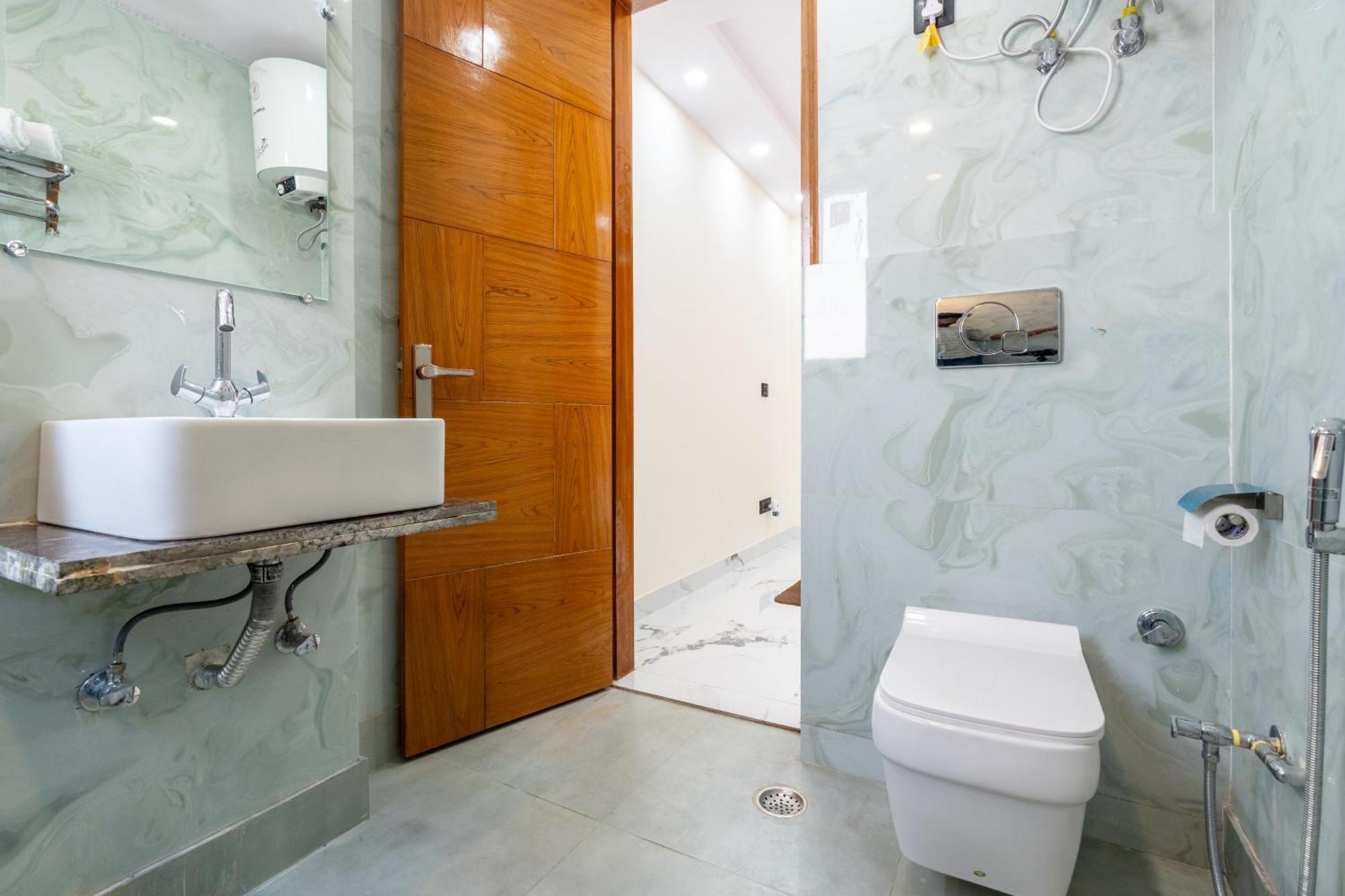 Homlee-classic 4bhk Flat Del-lift-parking Apartment
