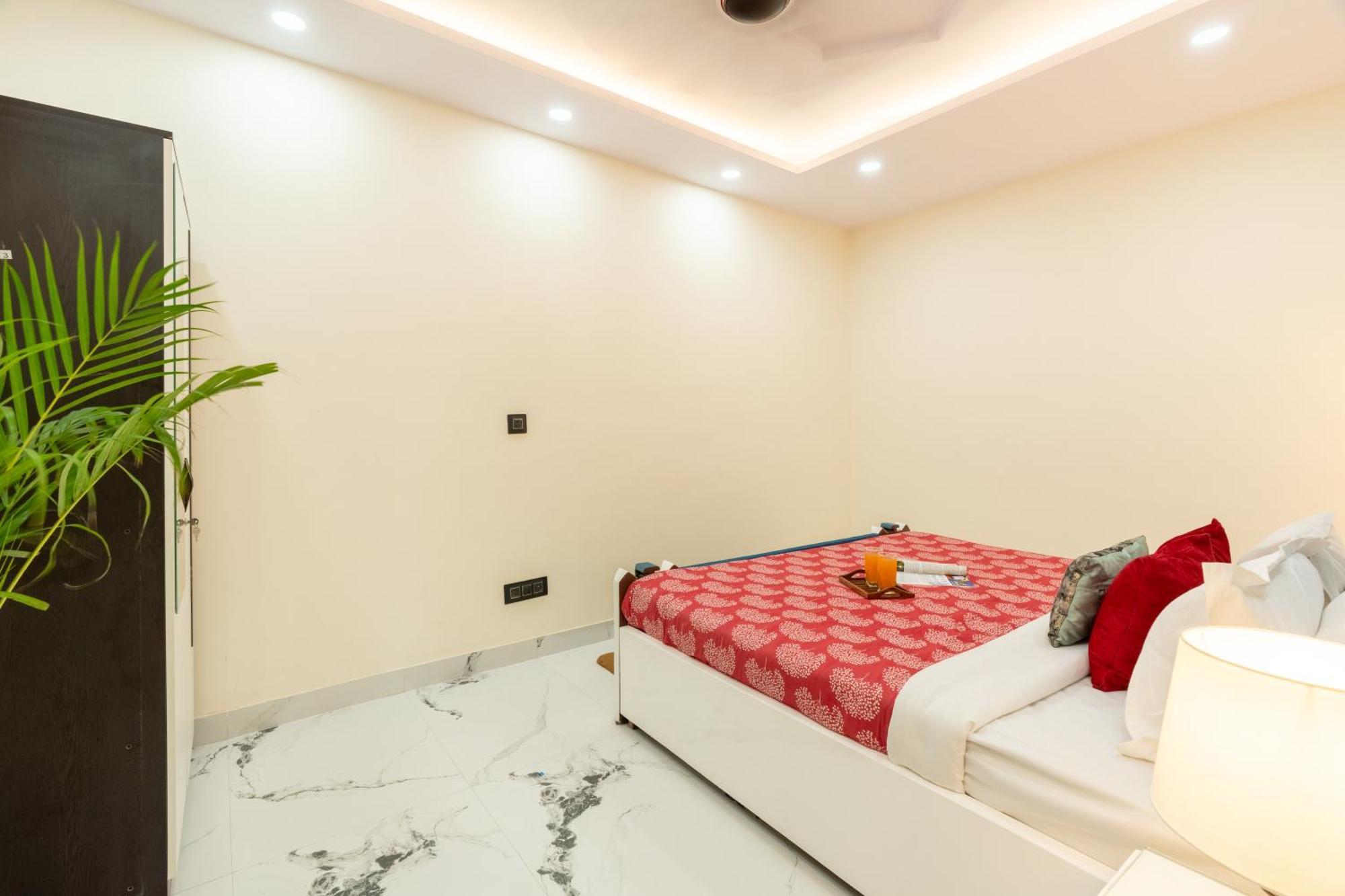 Homlee-classic 4bhk Flat Del-lift-parking Apartment *