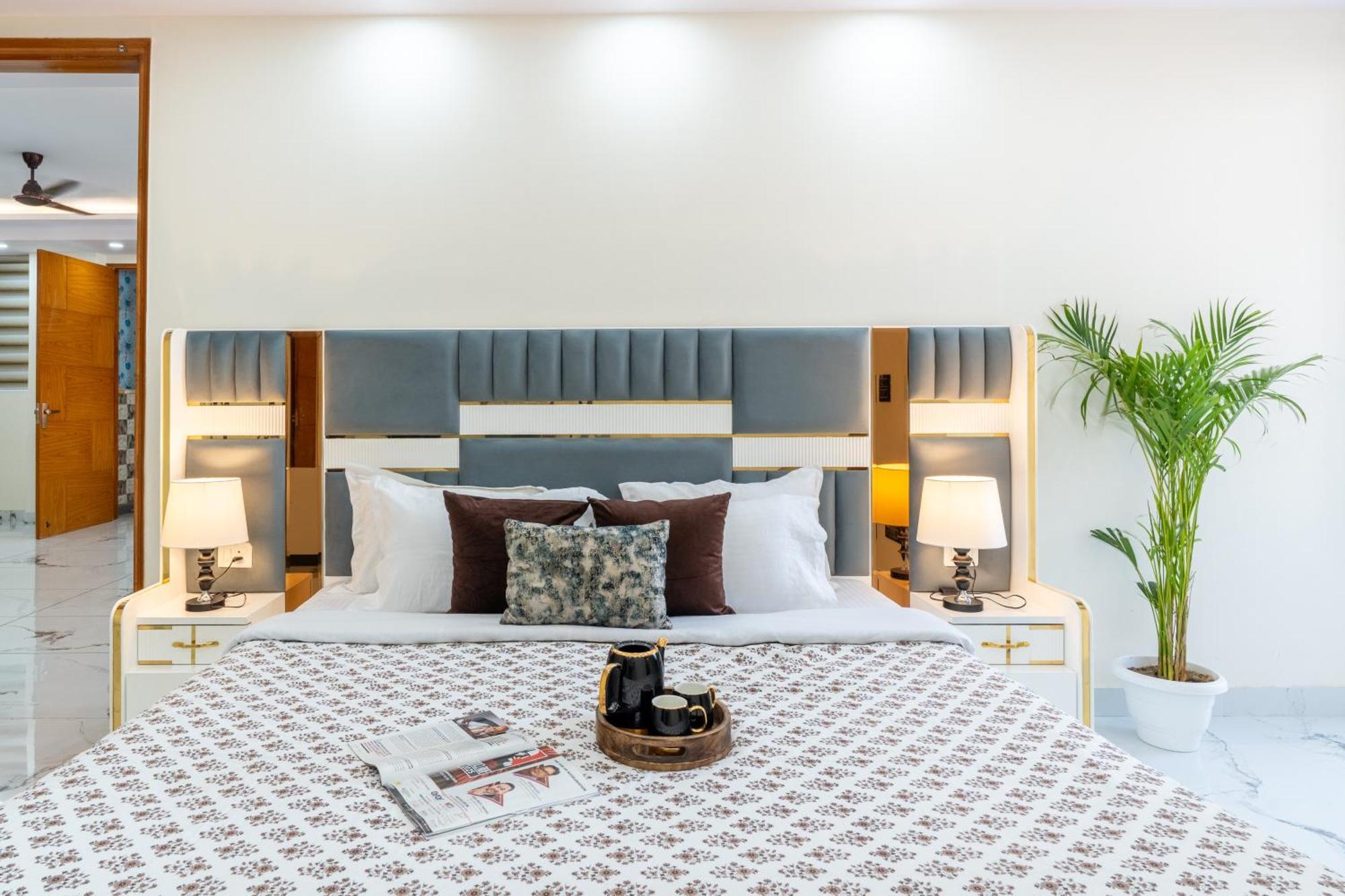 Homlee-classic 4bhk Flat Del-lift-parking New Delhi
