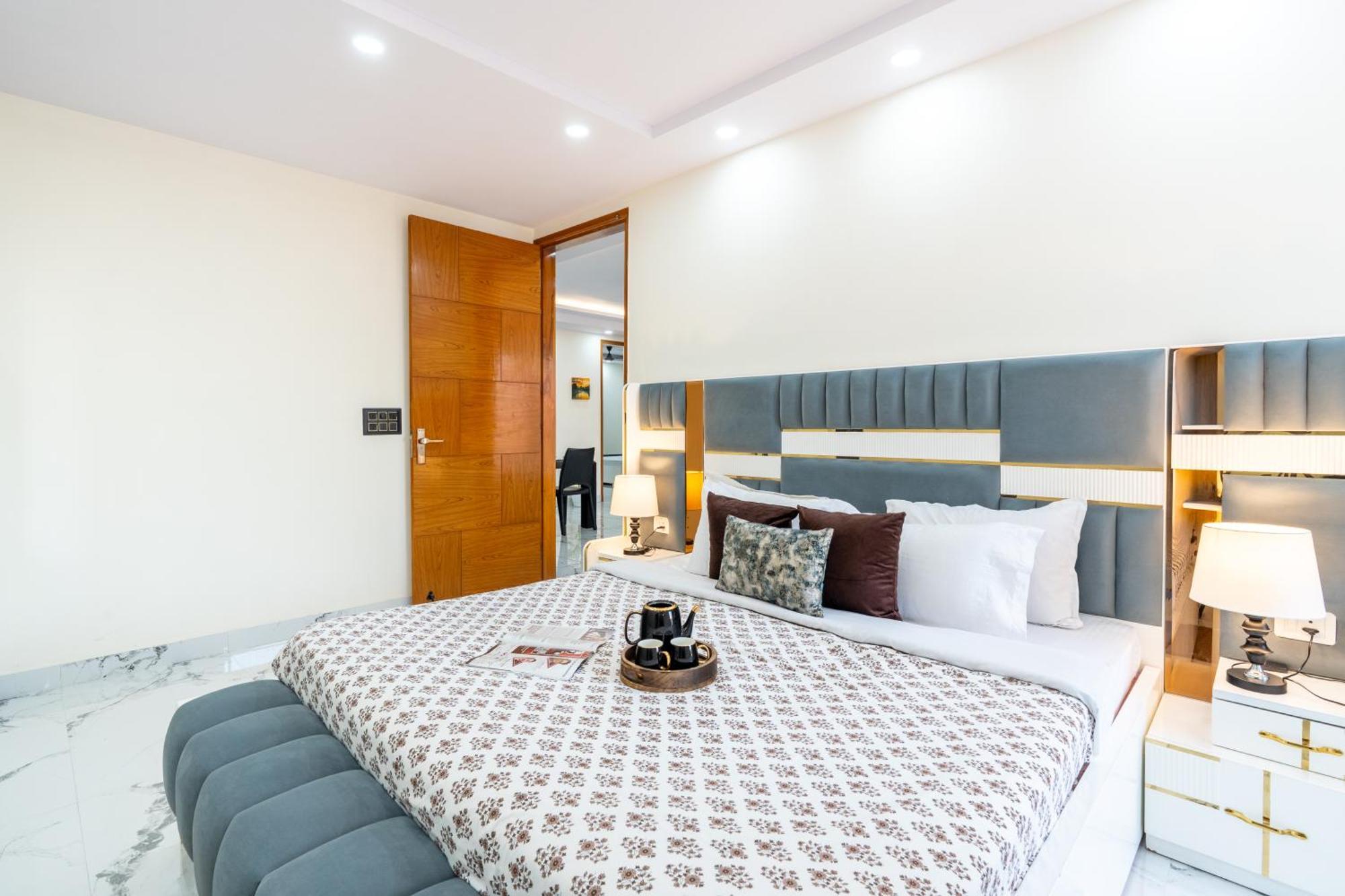 Homlee-classic 4bhk Flat Del-lift-parking Apartment *