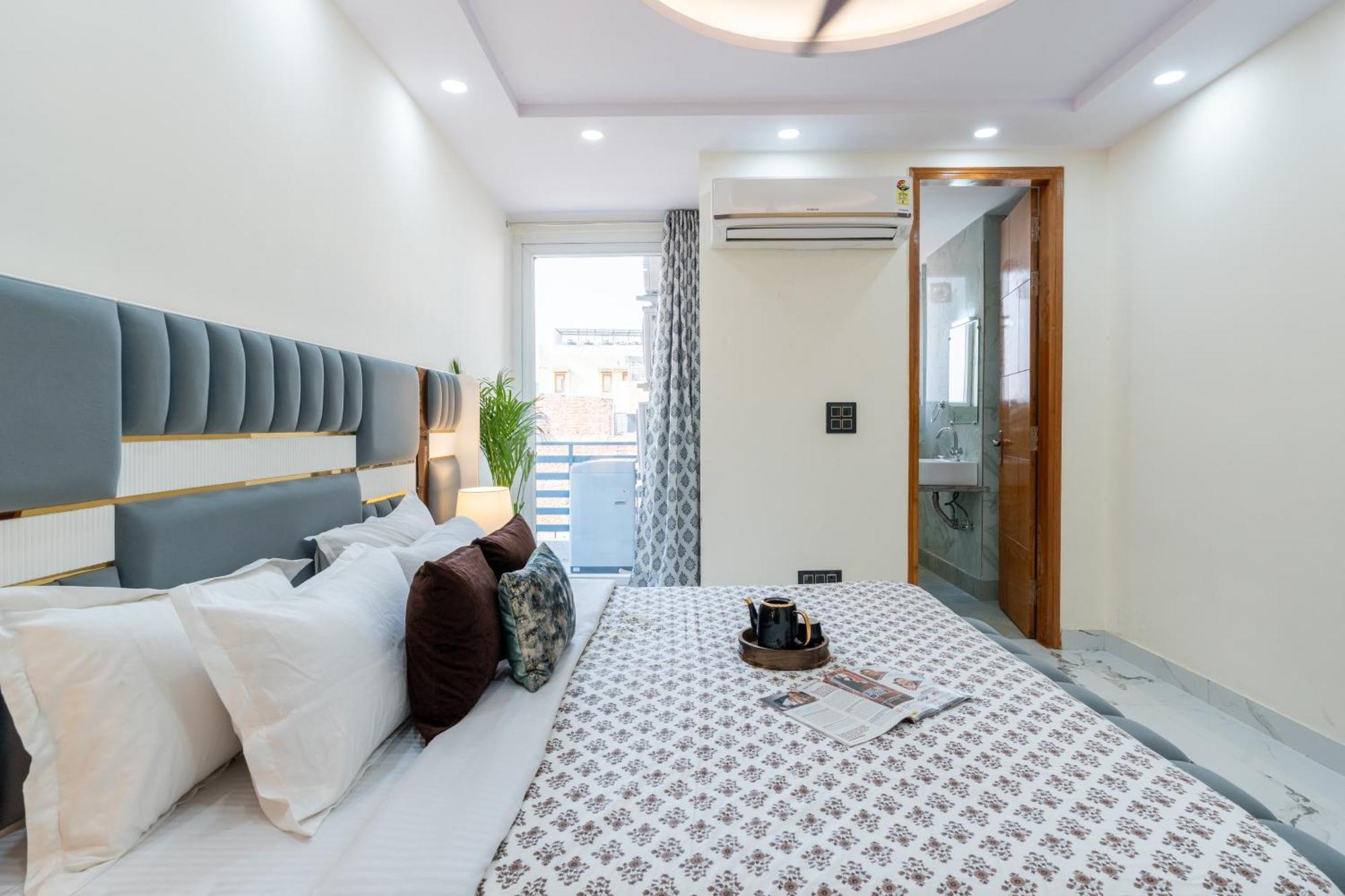 Homlee-classic 4bhk Flat Del-lift-parking Apartment New Delhi