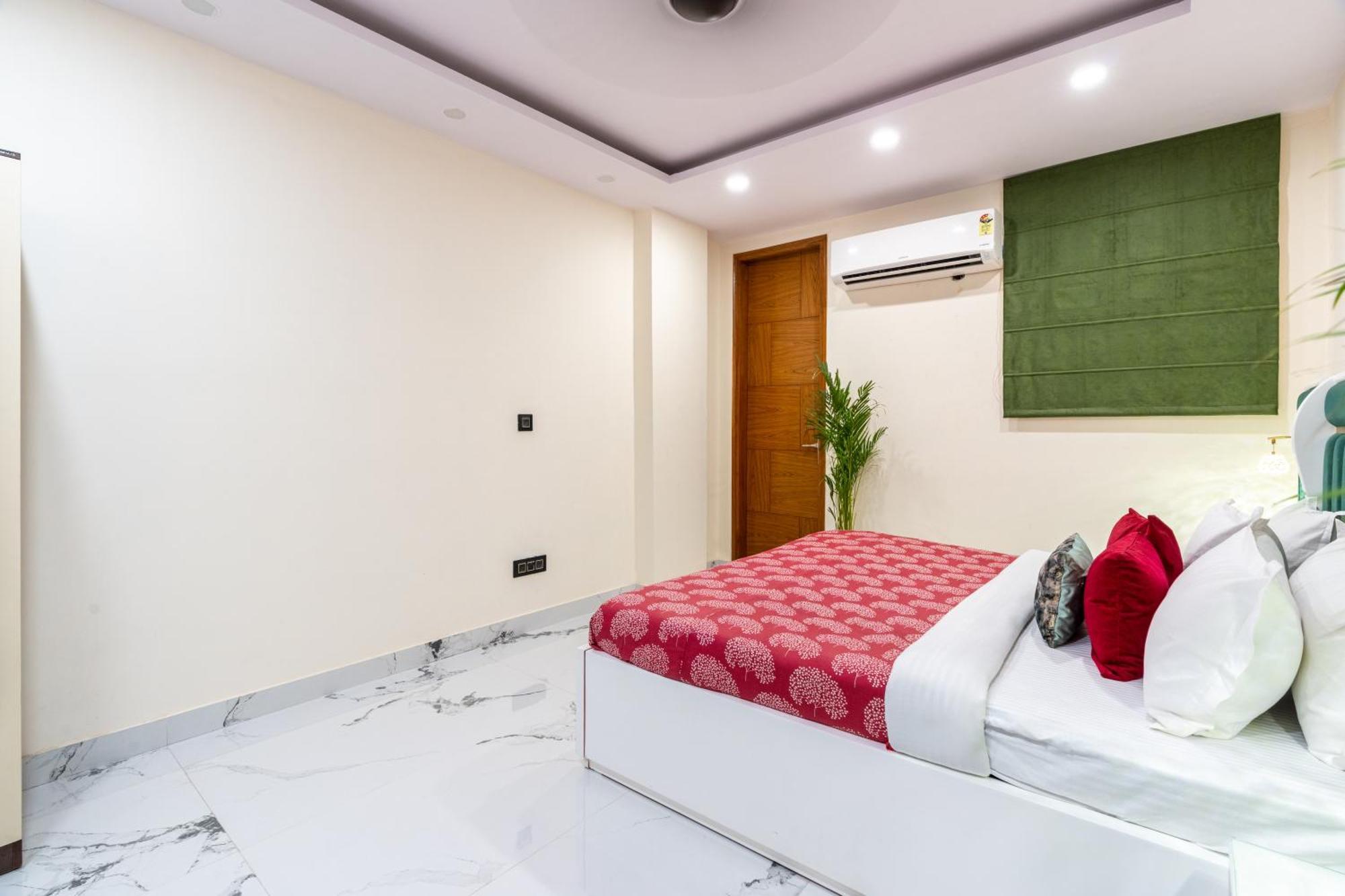Homlee-classic 4bhk Flat Del-lift-parking Apartment