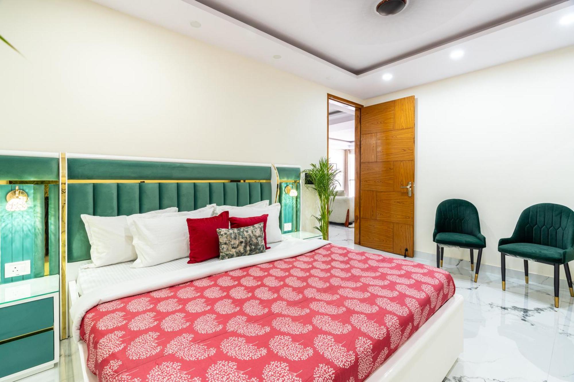 Homlee-classic 4bhk Flat Del-lift-parking New Delhi