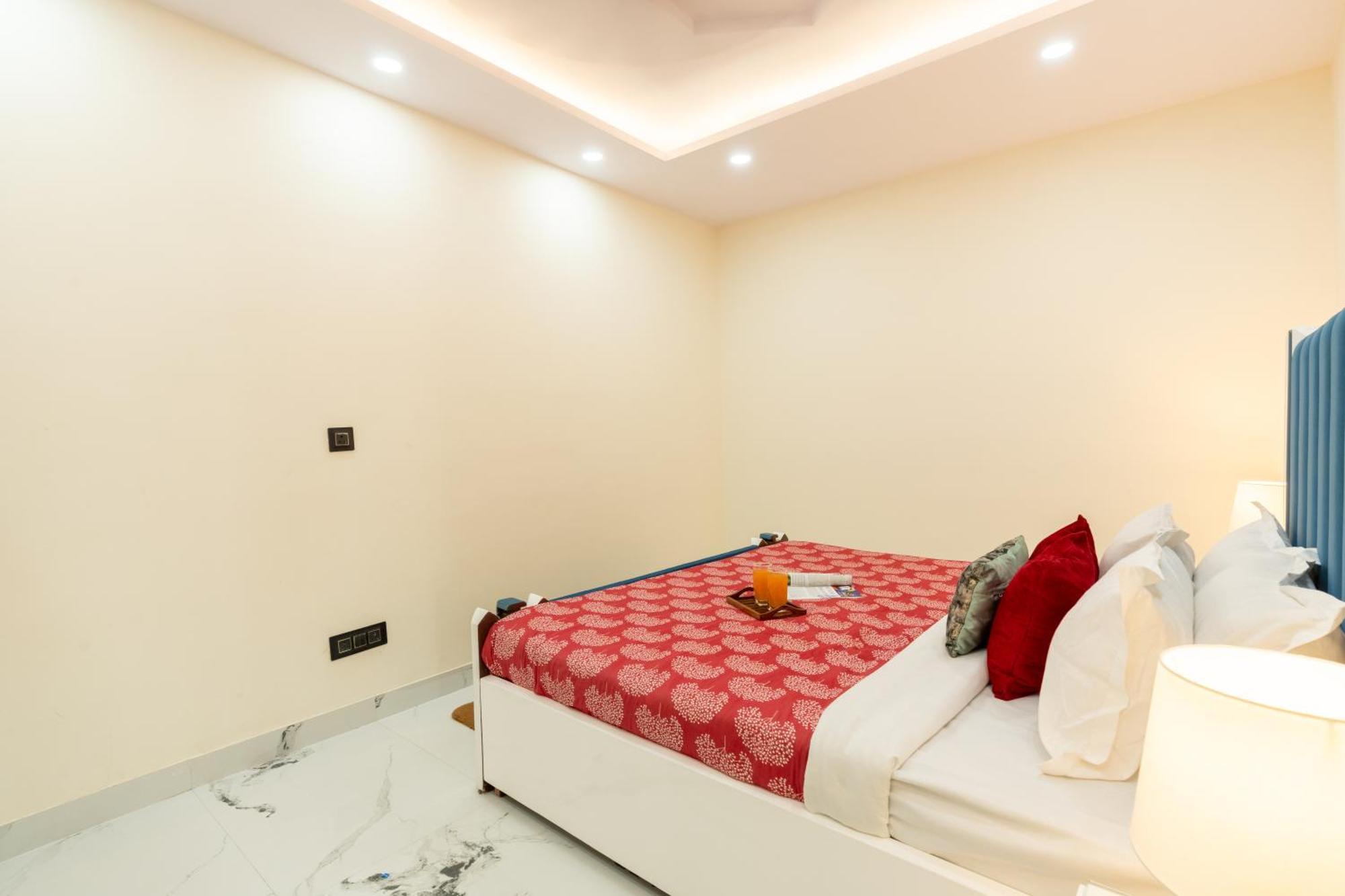 Homlee-classic 4bhk Flat Del-lift-parking New Delhi