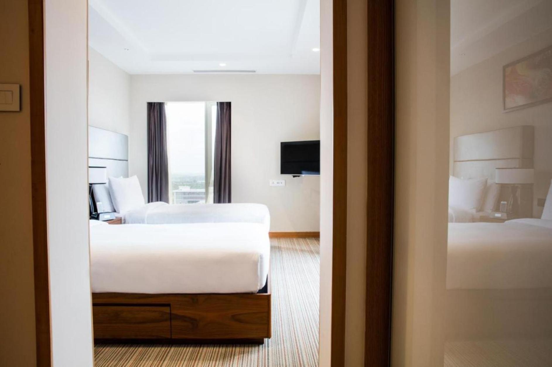 The Caves Plaza Near Igi Airport Delhi 4*