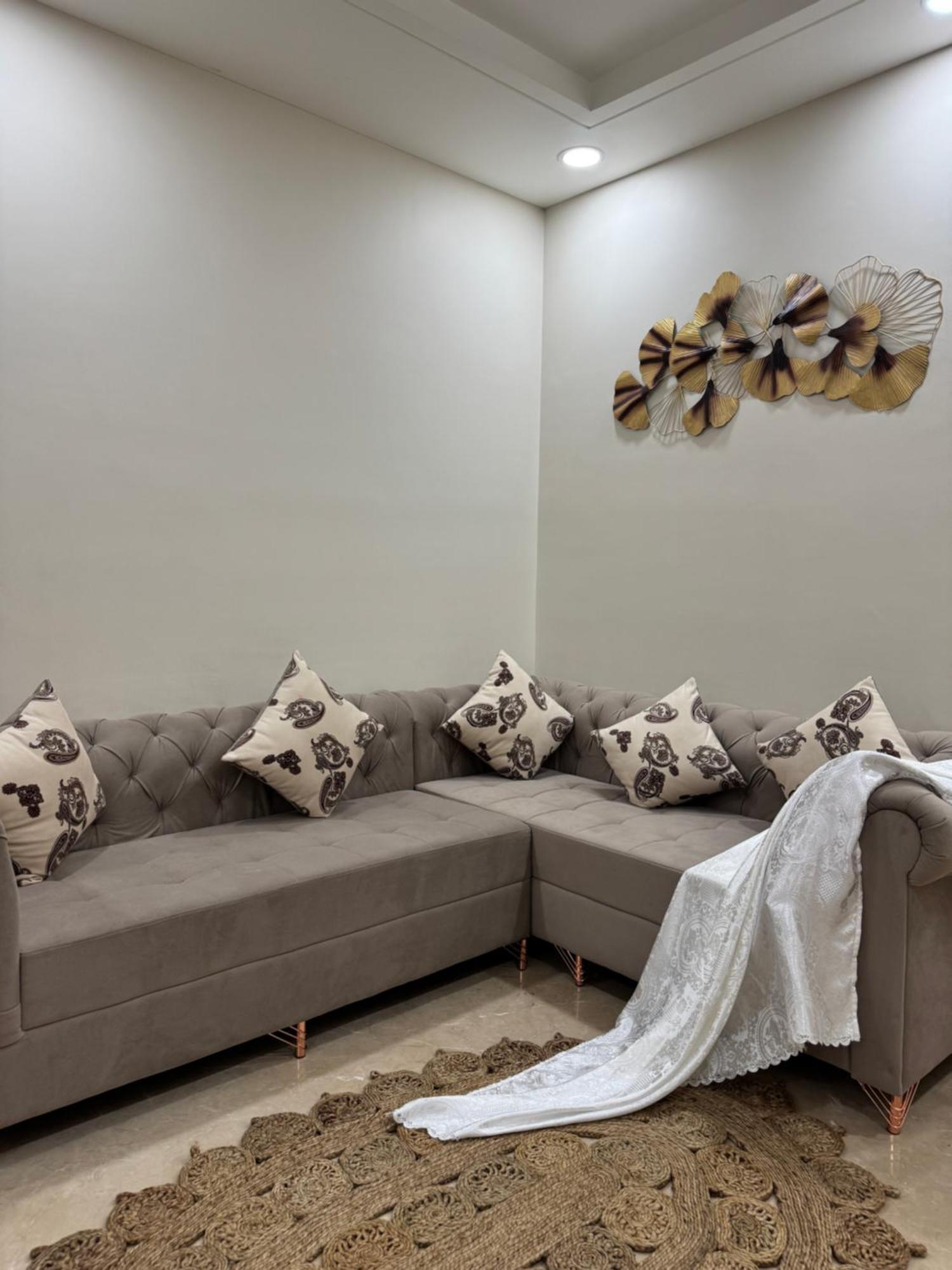 Apartment Divine India Service 3bhk,j-267 New Delhi