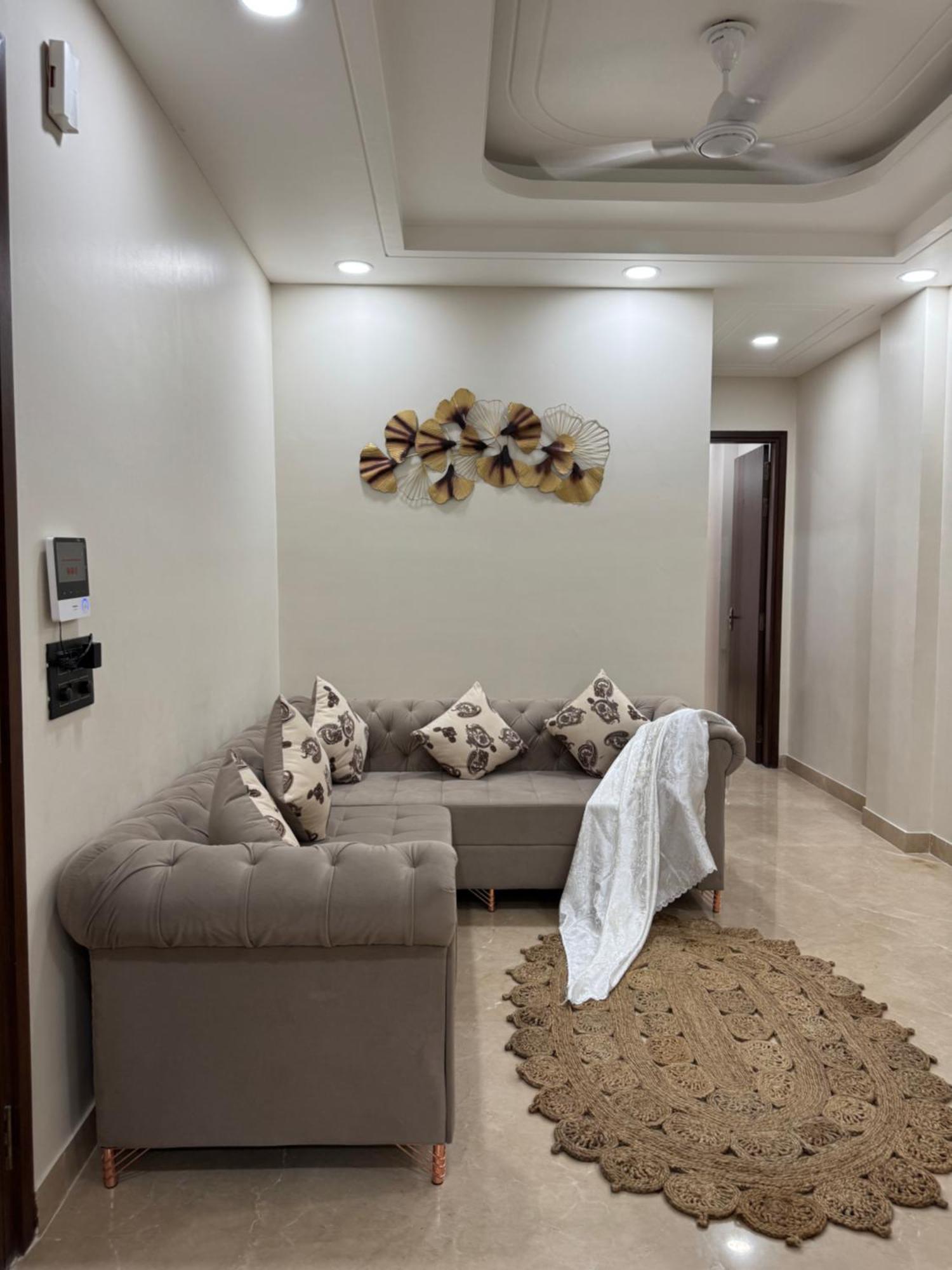 Apartment Divine India Service 3bhk,j-267