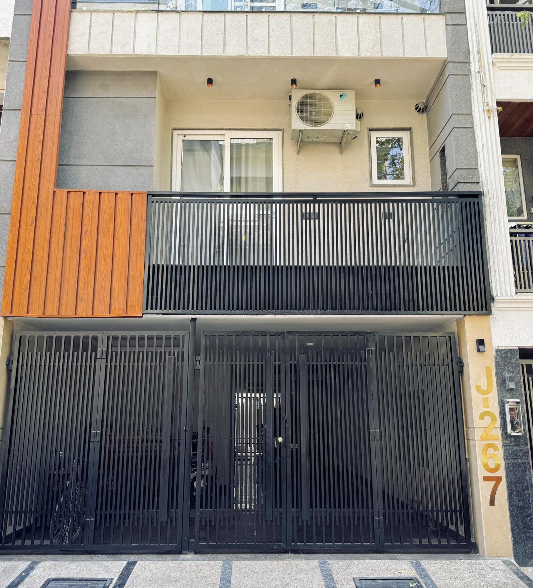 Divine India Service 3bhk,j-267 * New Delhi