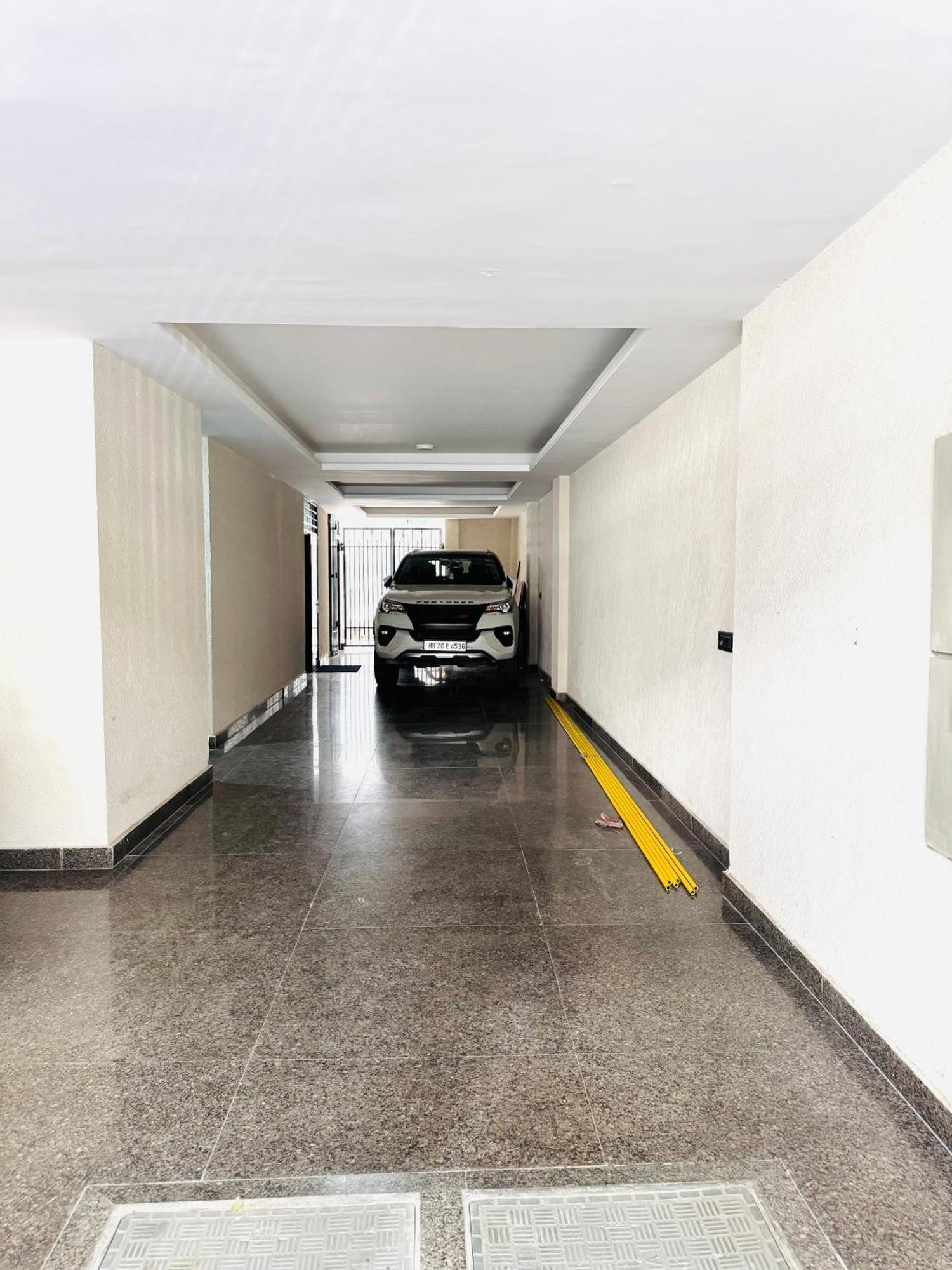 Apartment Divine India Service 3bhk,j-267 *