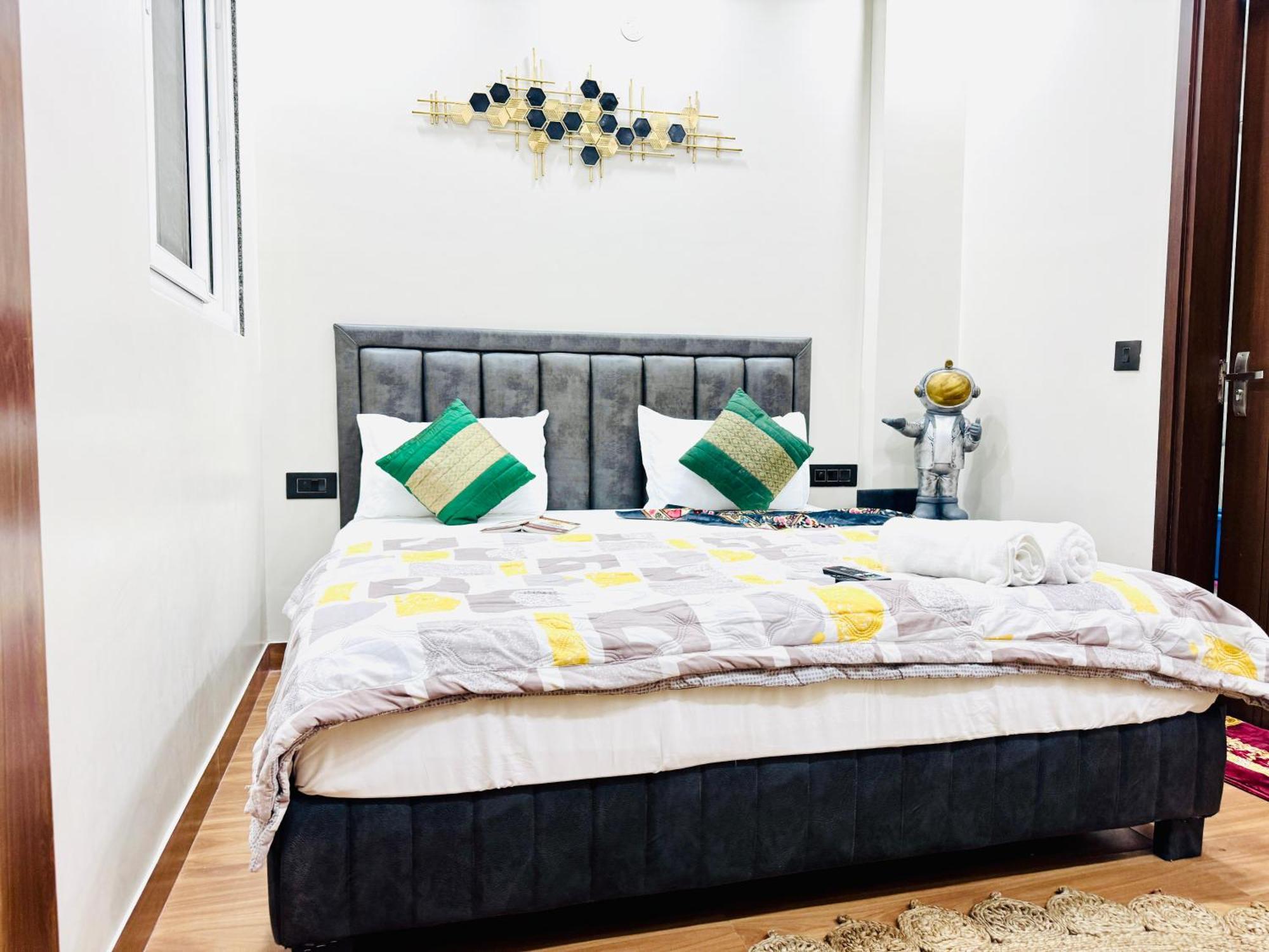 Divine India Service 3bhk,j-267 New Delhi