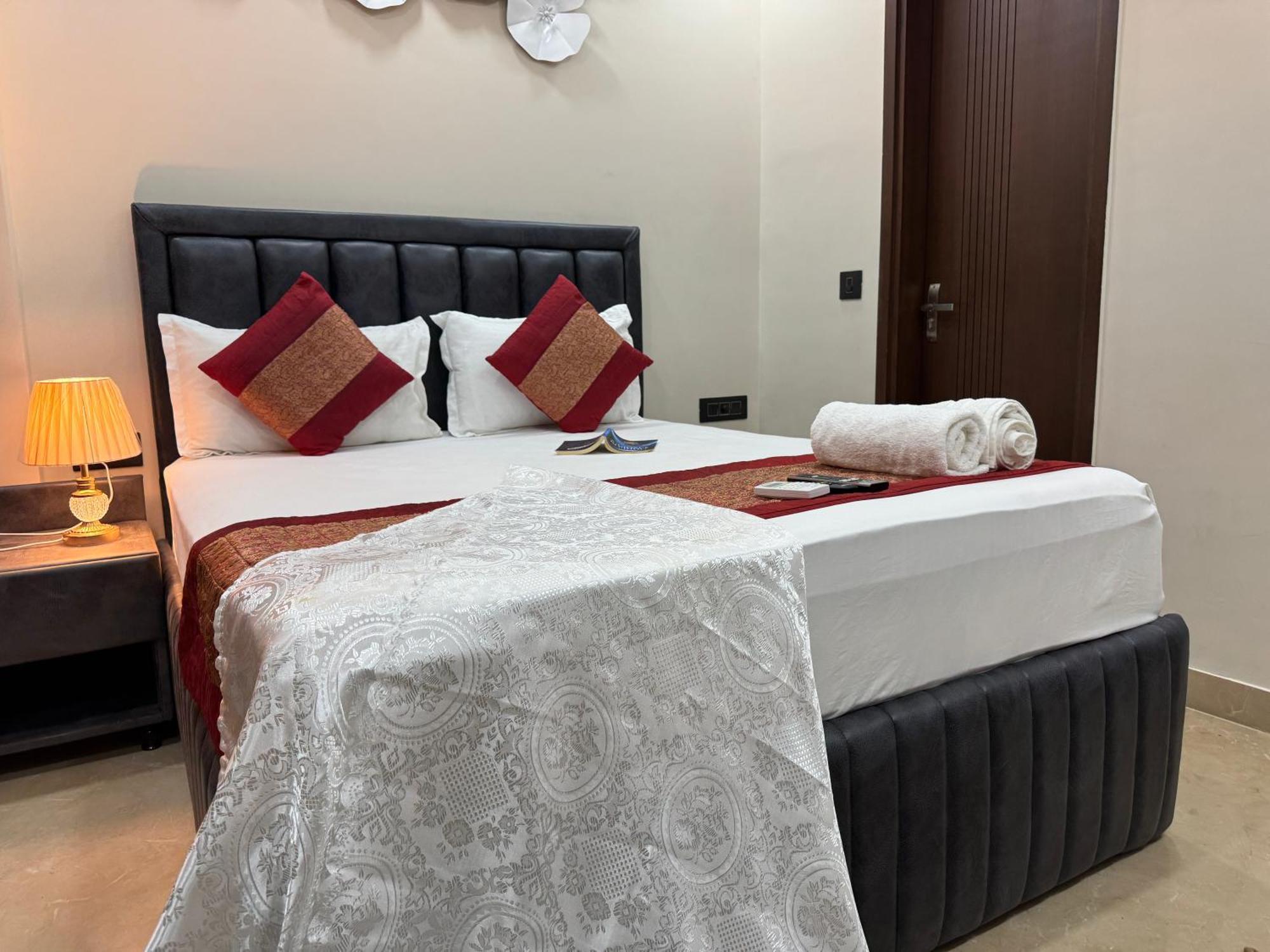 Apartment Divine India Service 3bhk,j-267