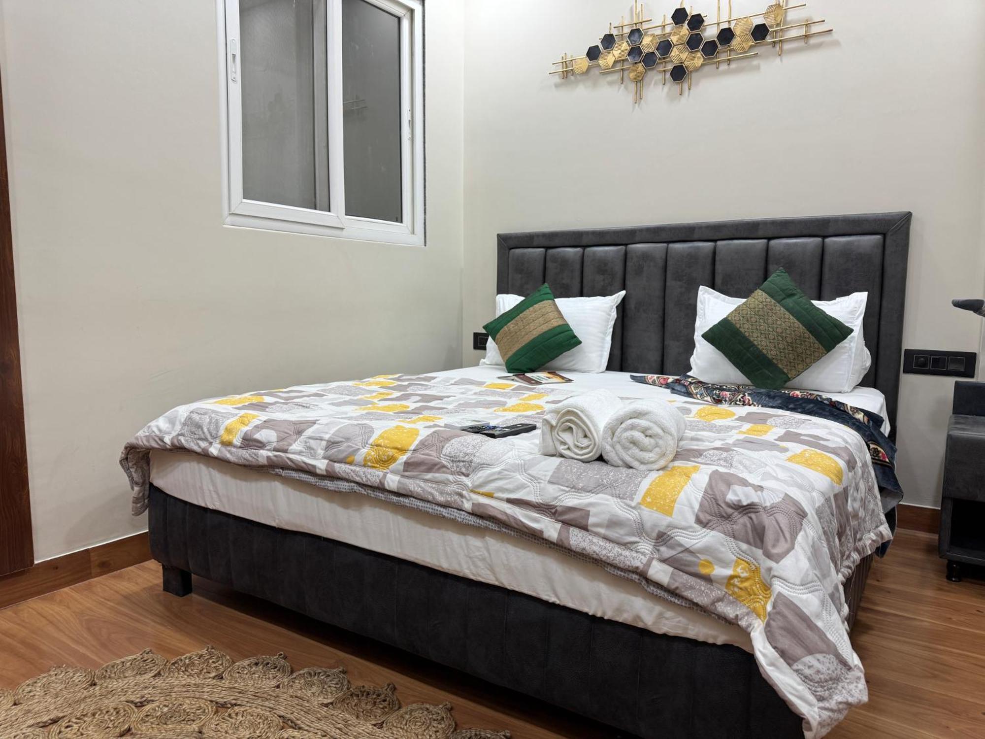 Divine India Service 3bhk,j-267 * New Delhi