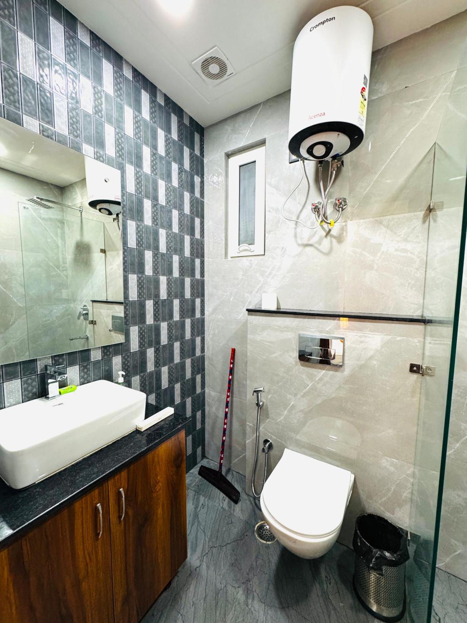 Apartment Divine India Service 3bhk,j-267