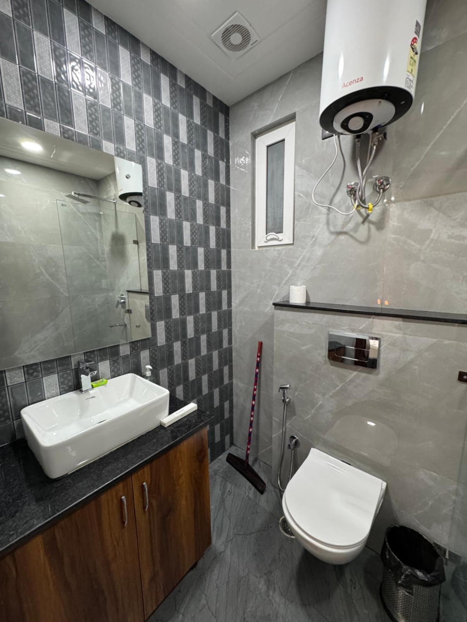 Divine India Service 3bhk,j-267 * New Delhi