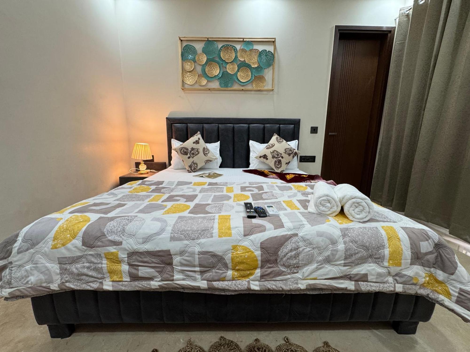 Divine India Service 3bhk,j-267 * New Delhi