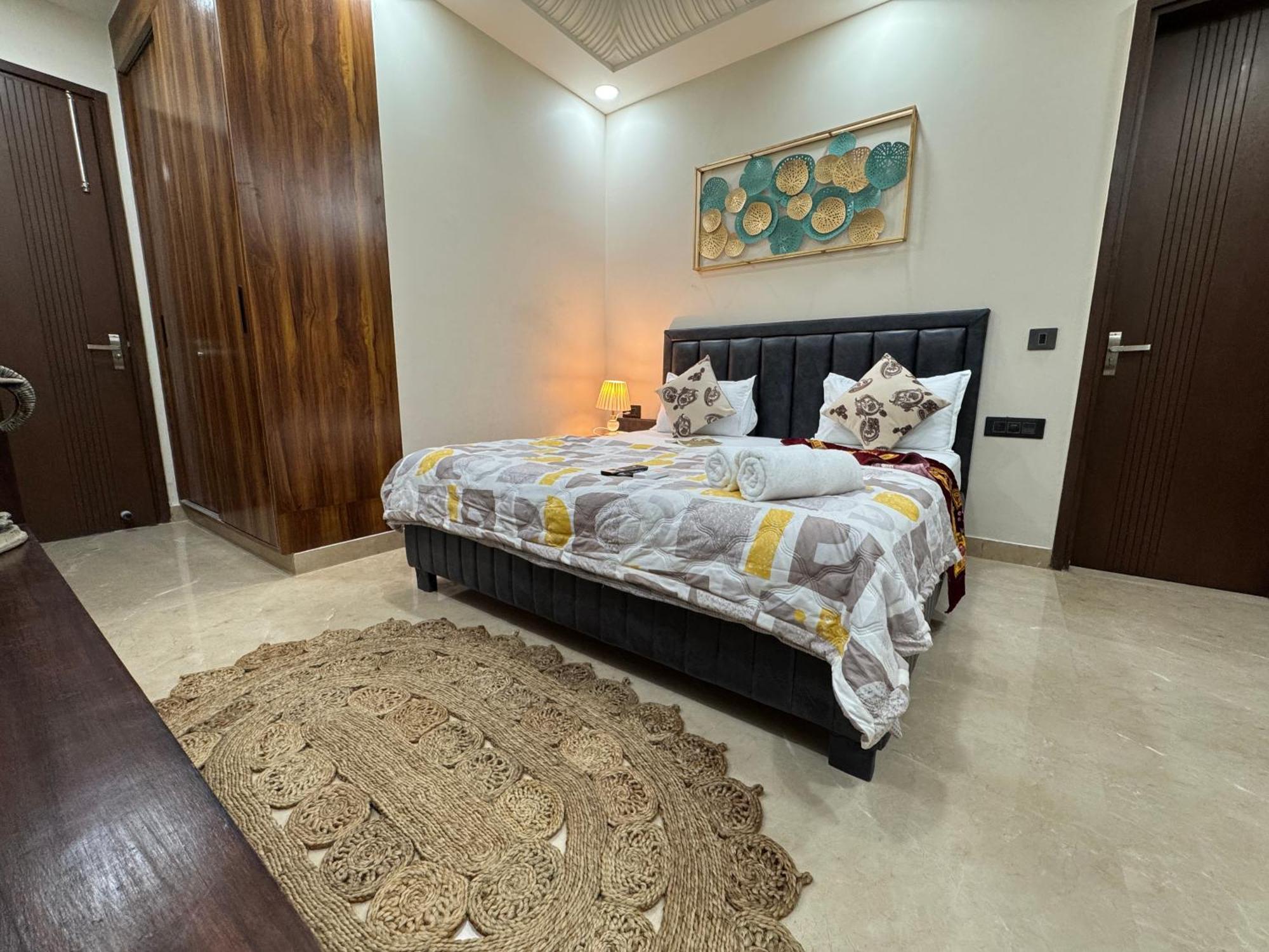 Apartment Divine India Service 3bhk,j-267