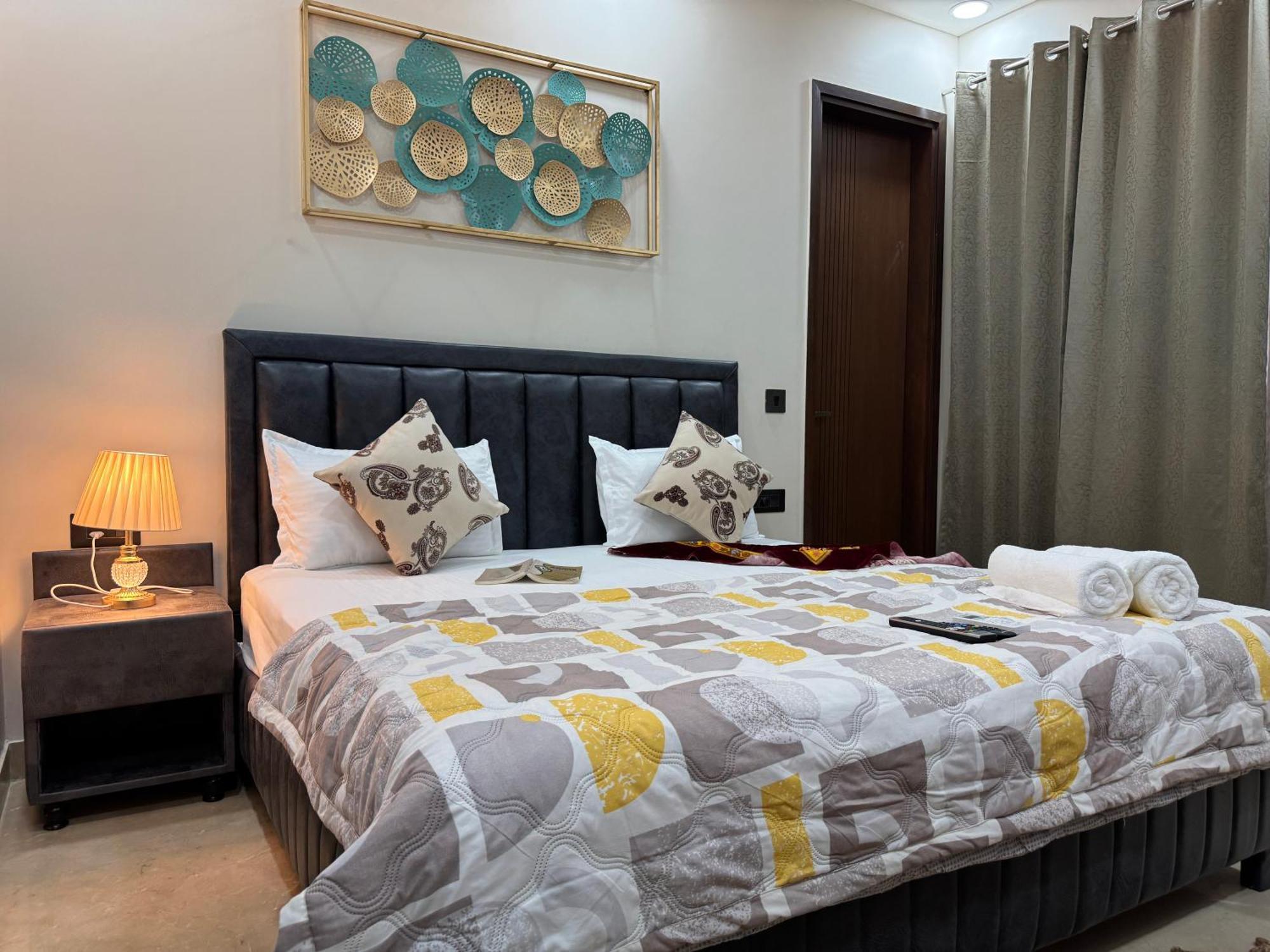 Apartment Divine India Service 3bhk,j-267 *