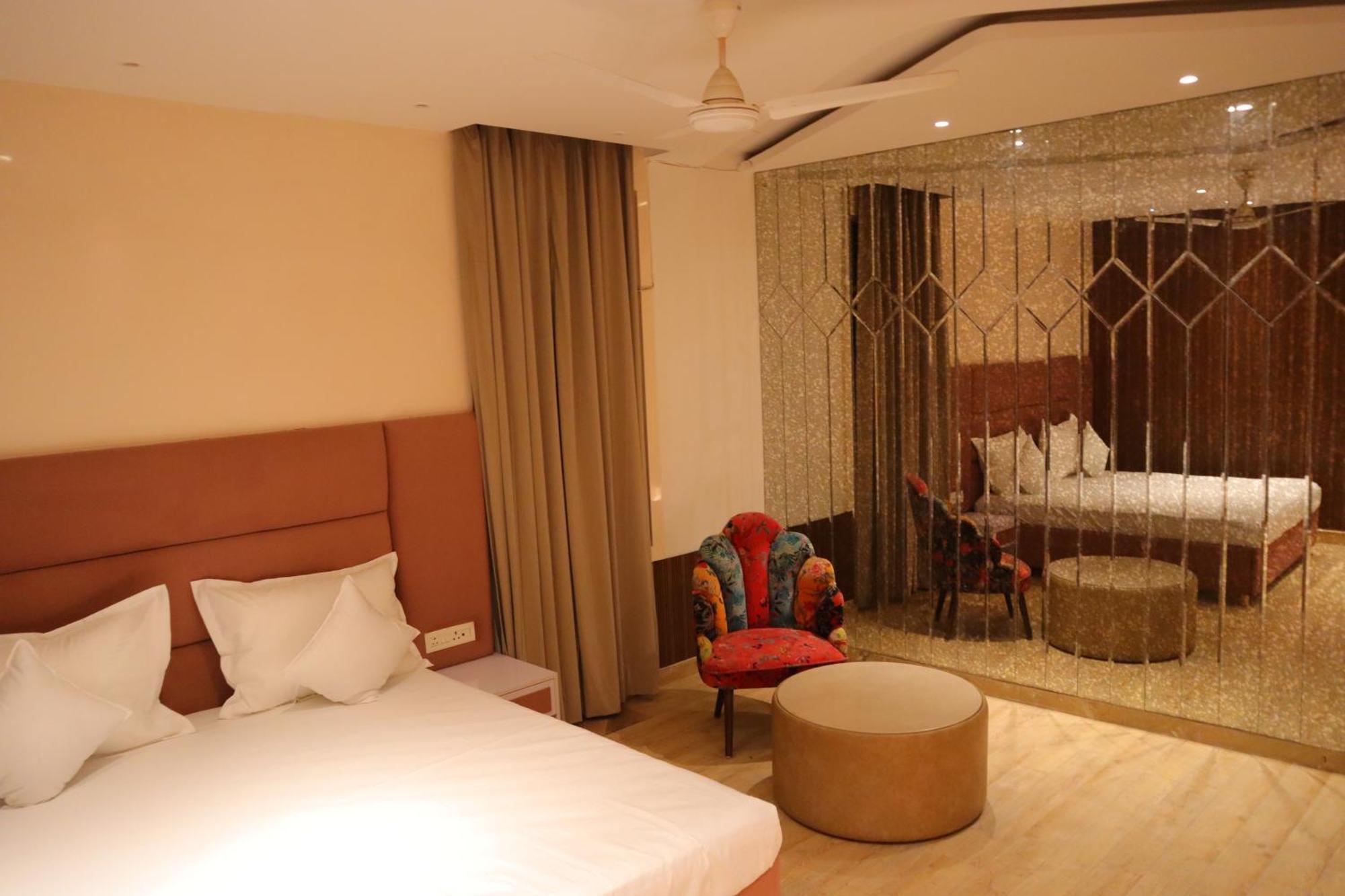 The Royal * Delhi (National Capital Territory of India)