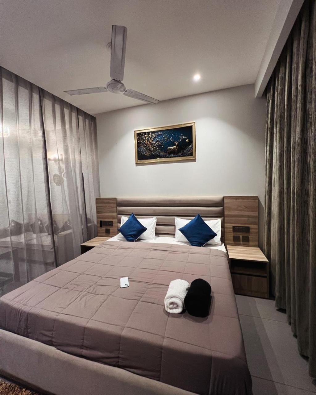 Supernova Luxury Stays In Noida Apartment