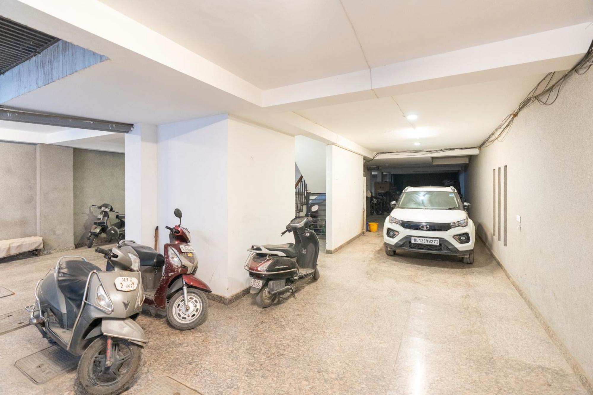 Homlee-saket Anupam Stylish 3bhk In South Delhi Apartment *