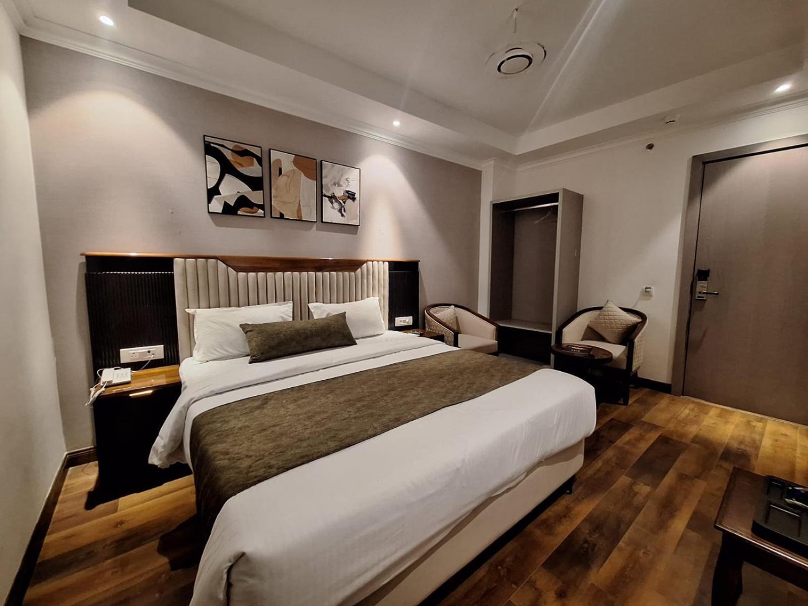 Hotel Iva Premium By Uv - Free Airport Pickup Or Drop 4*