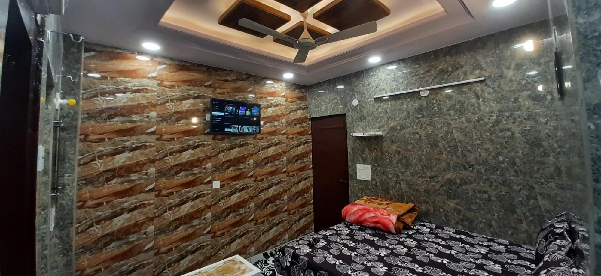 Apartment Aggarwal Independent Fully Ac With Private Kitchen For Self Cooking Having Utensils And Fridge And Washroom Along With Facilities Of Your Sweet Home, High Speed Wifi, Fridge , Smart Tv , Work Desk *