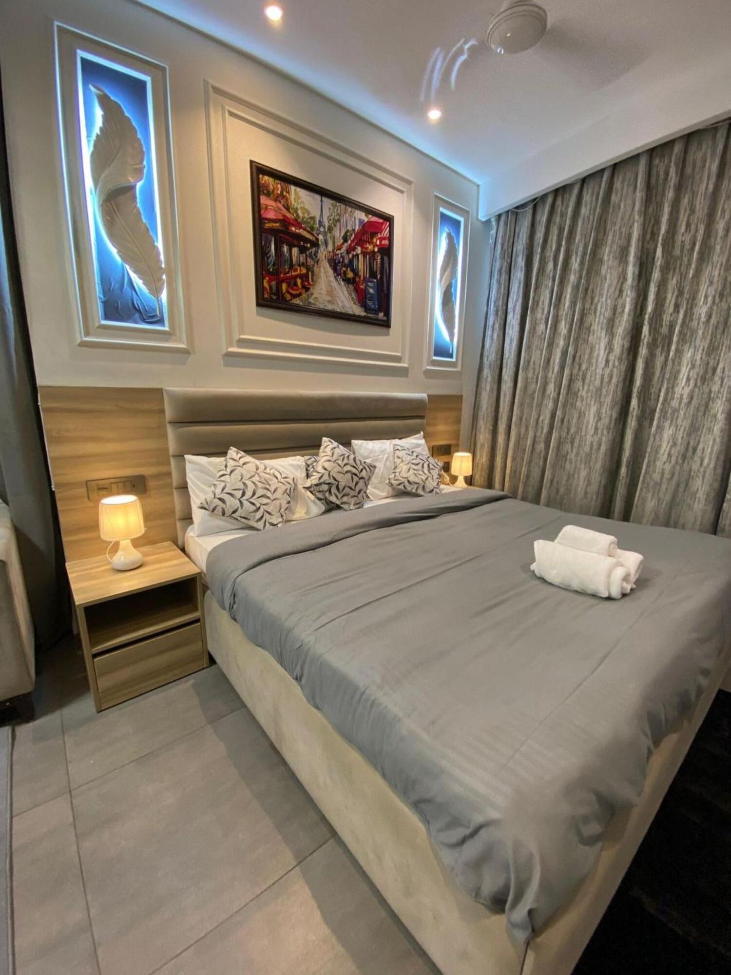 Supernova Luxury Stays In Noida * New Delhi