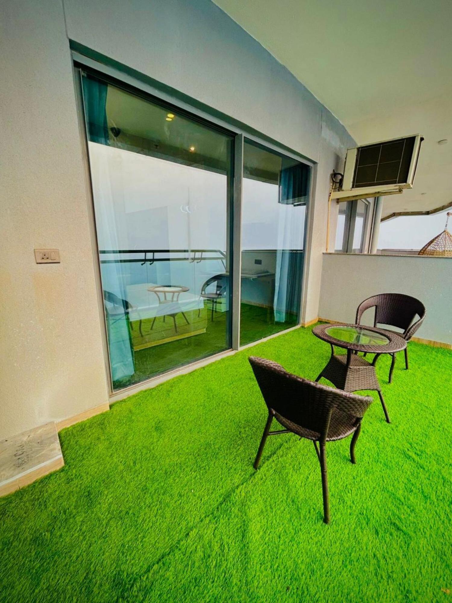 Supernova Luxury Stays In Noida Apartment New Delhi