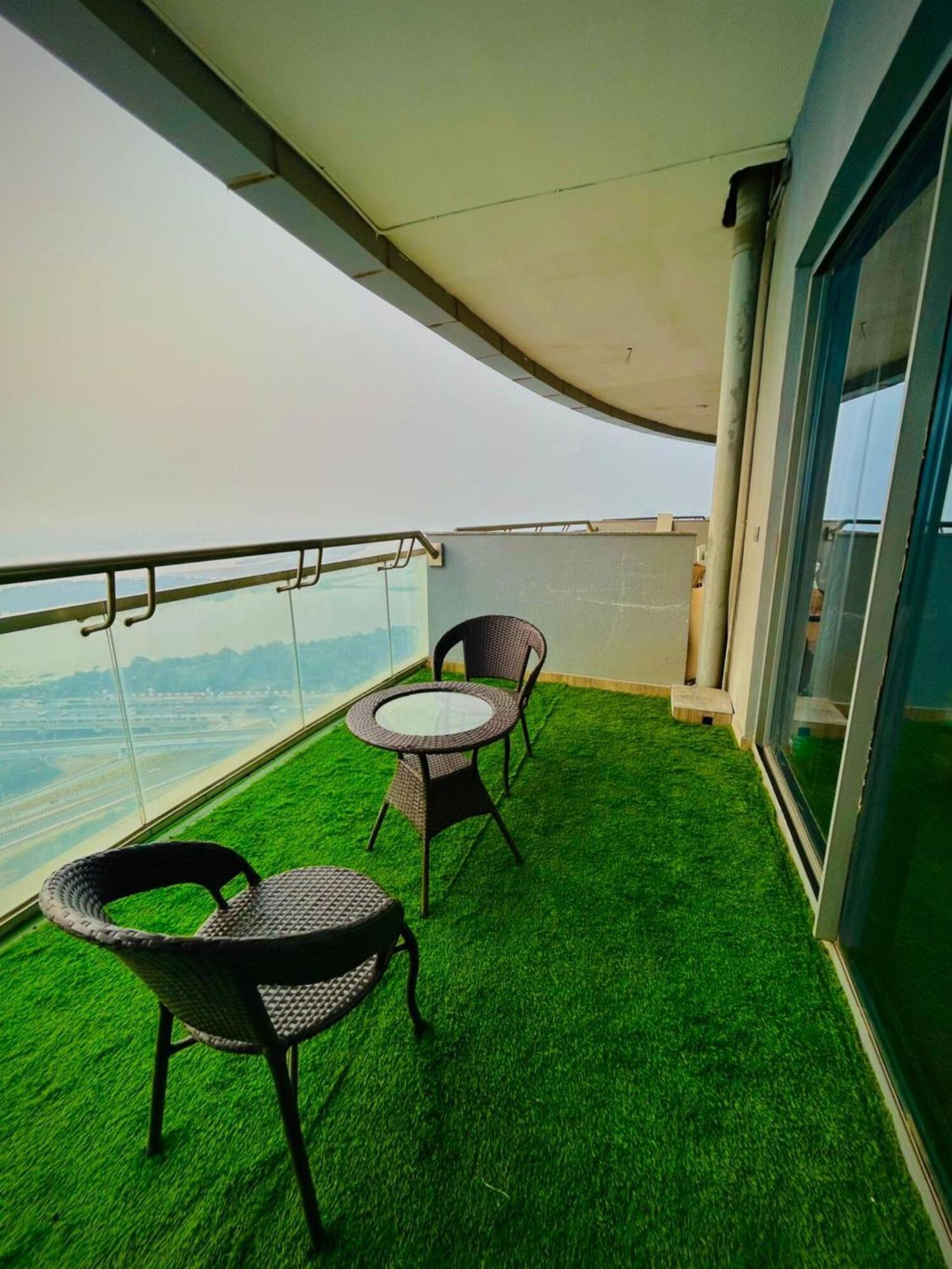 Supernova Luxury Stays In Noida Apartment New Delhi