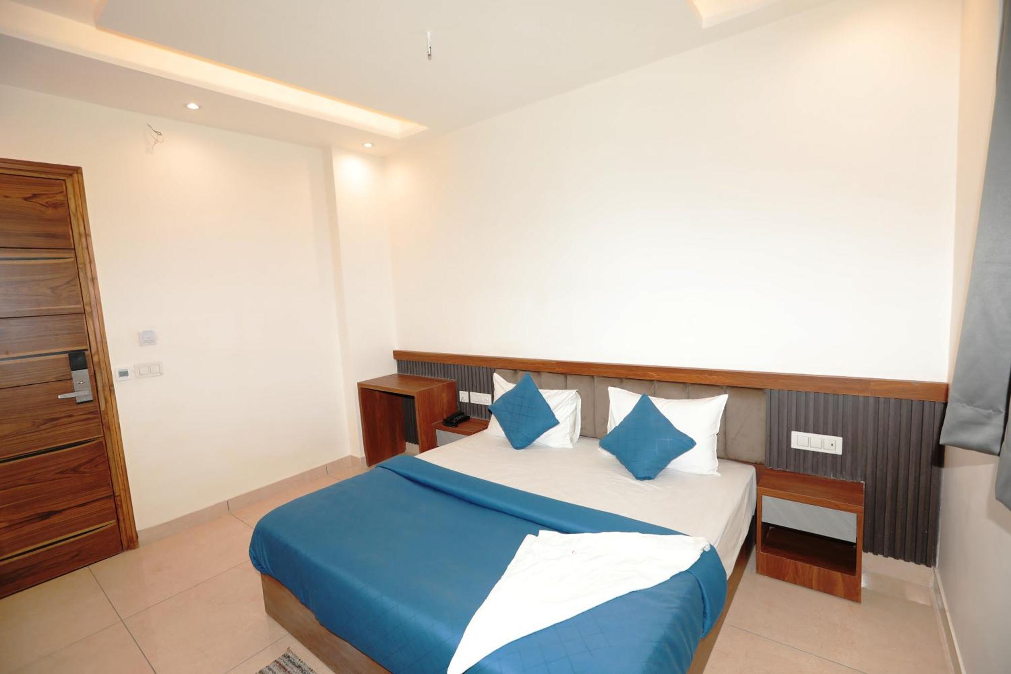 Hotel Prem Dulexe' 200 M From Railway Station 3*