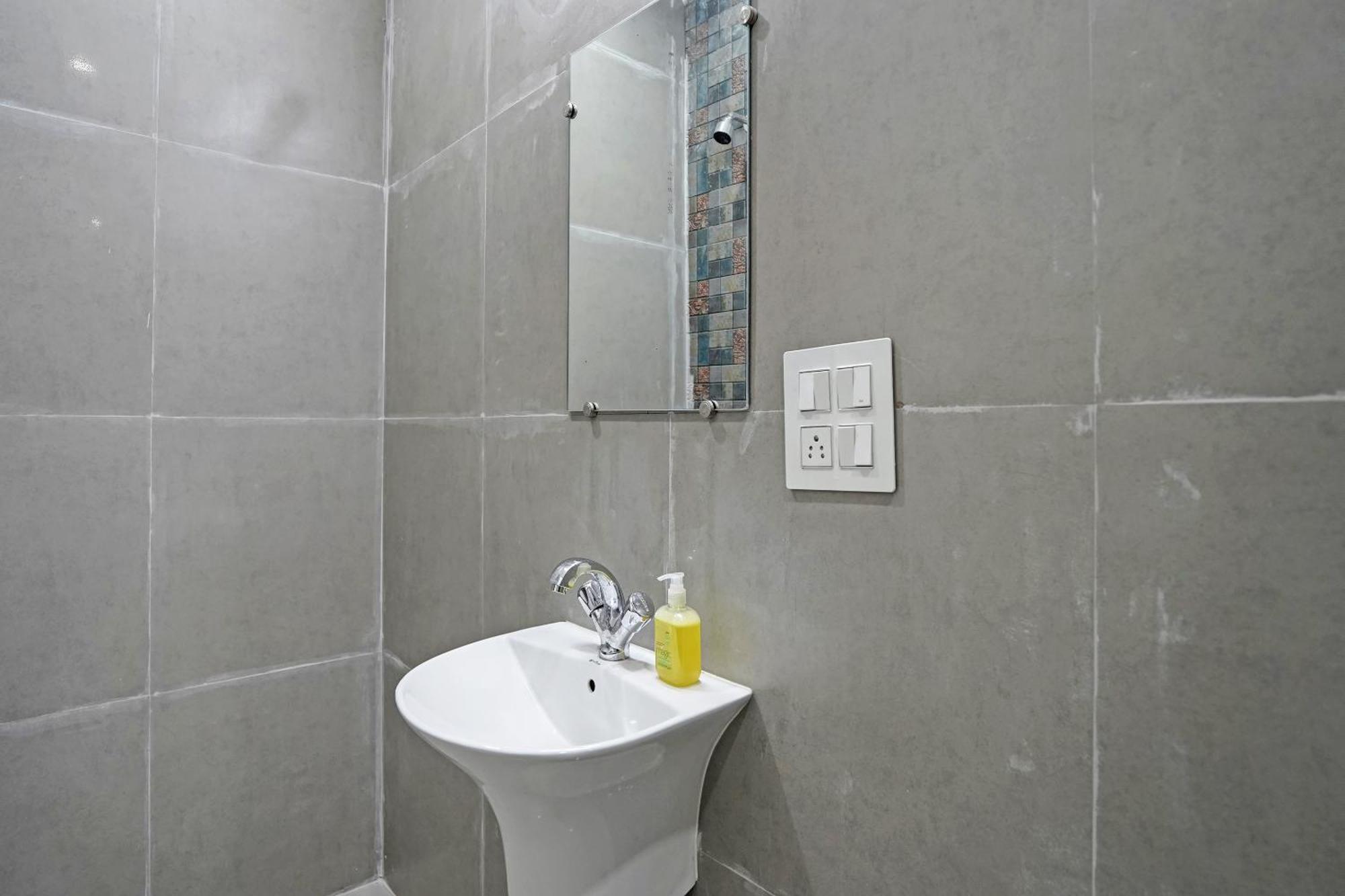 Prem Dulexe' 200 M From Railway Station Hotel 3*