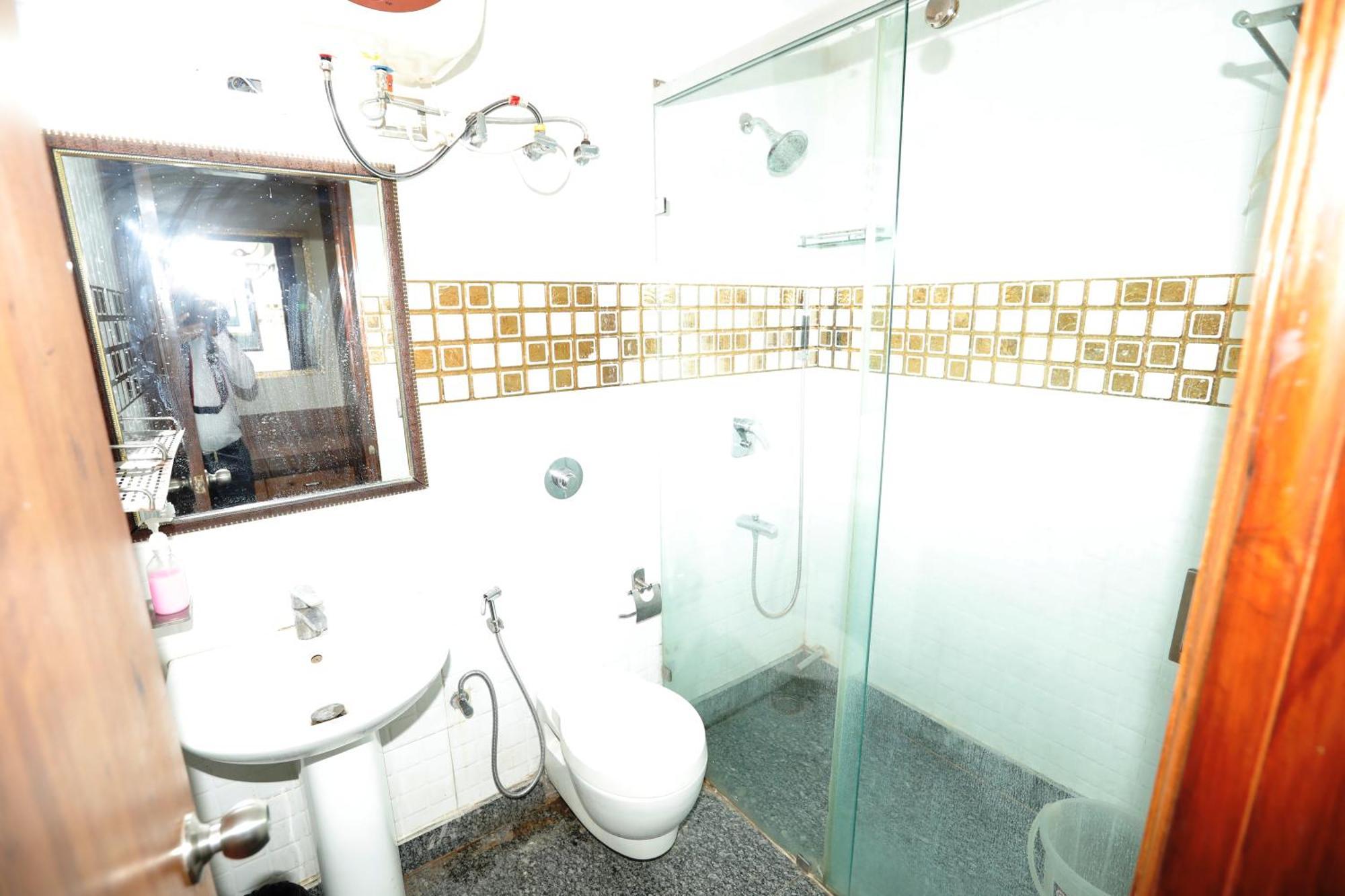 Hotel Star View '2mins From Metro Station Near 5mins Distance Railway Station