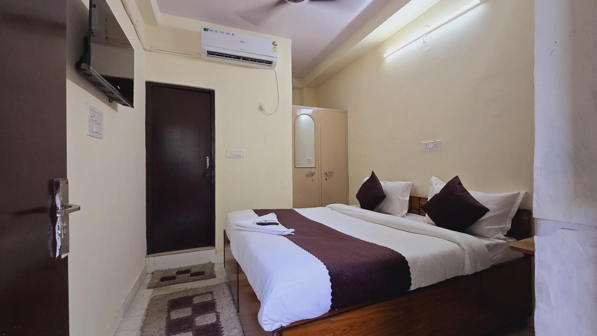 Hotel Cr Residency - Near Us Embassy Chanakyapuri
